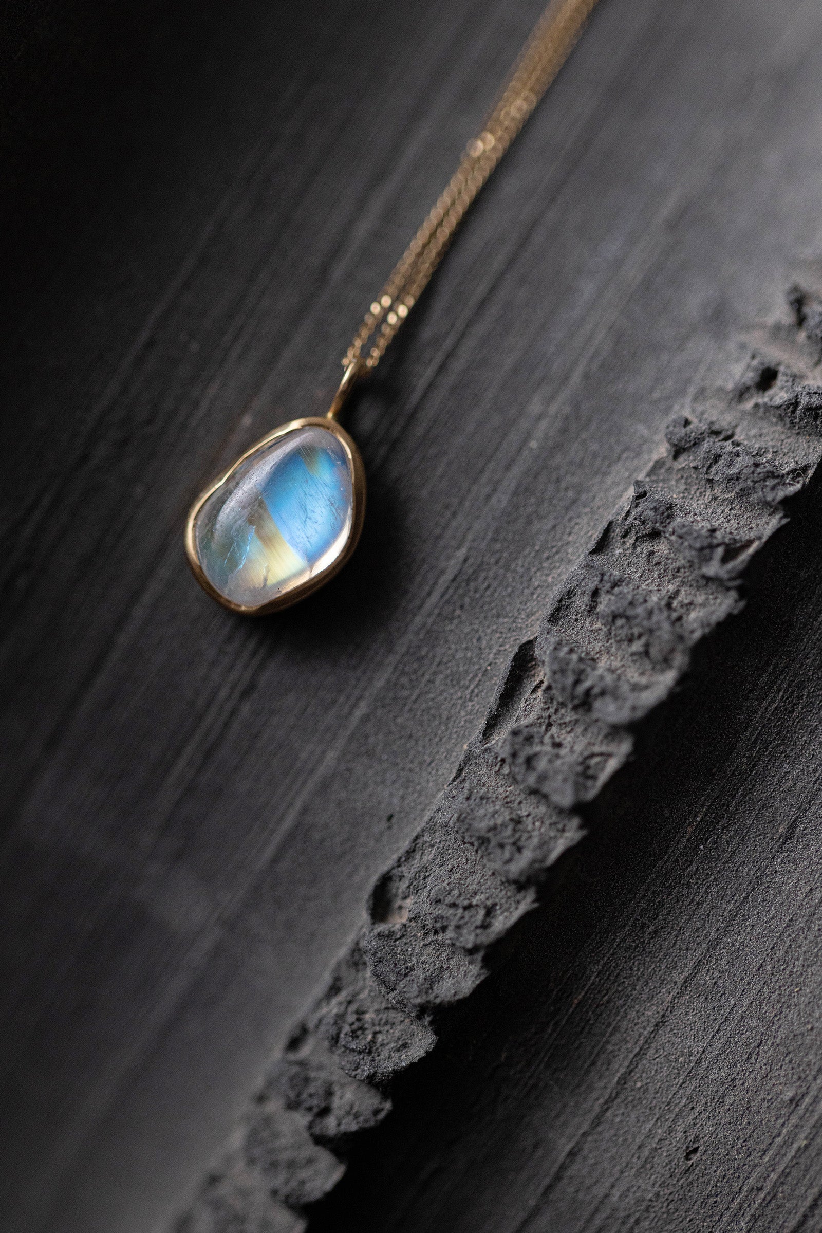 18K necklace ( 18K rainbowmoonstone)