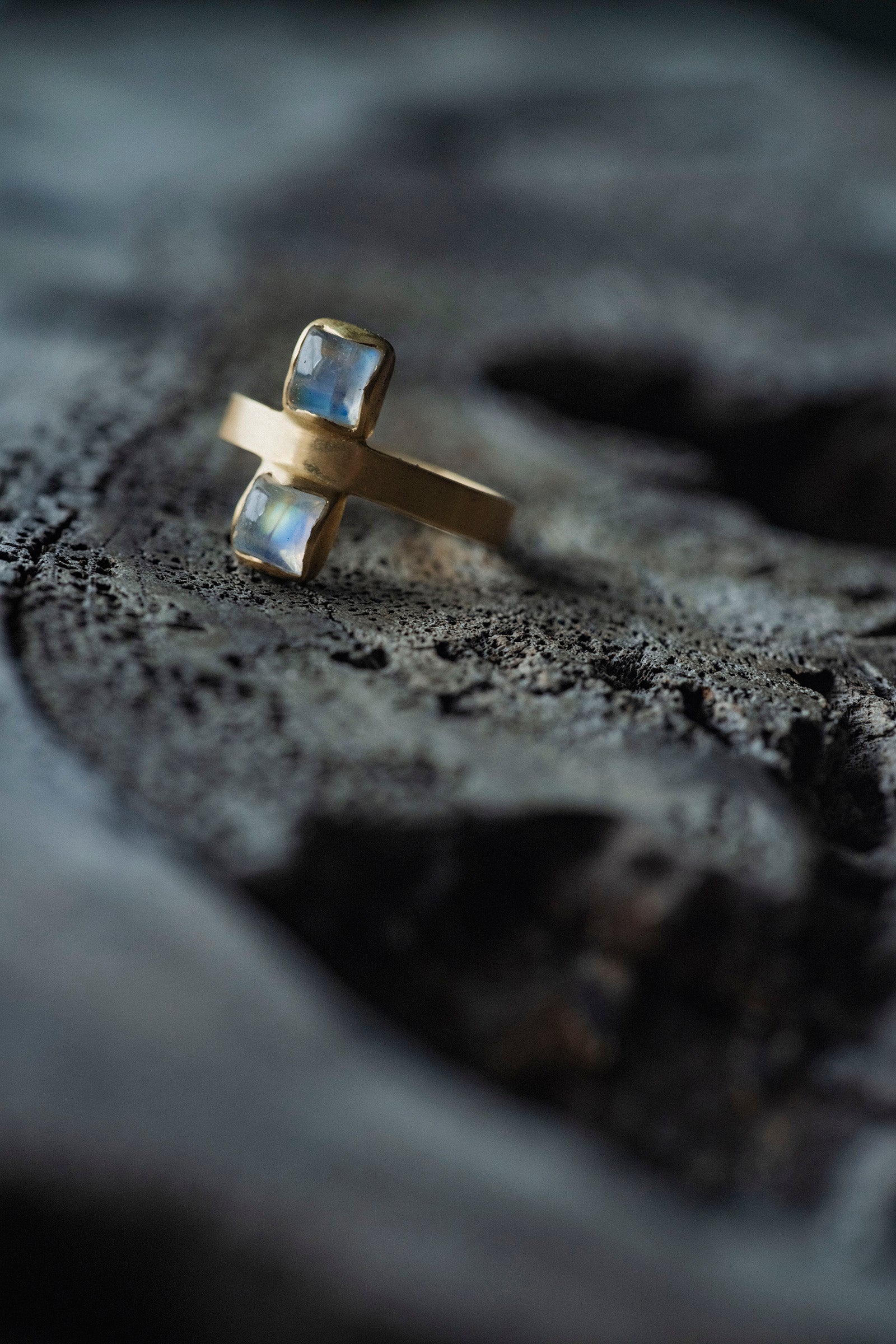 18K flat band ring ( rainbowmoonstone)