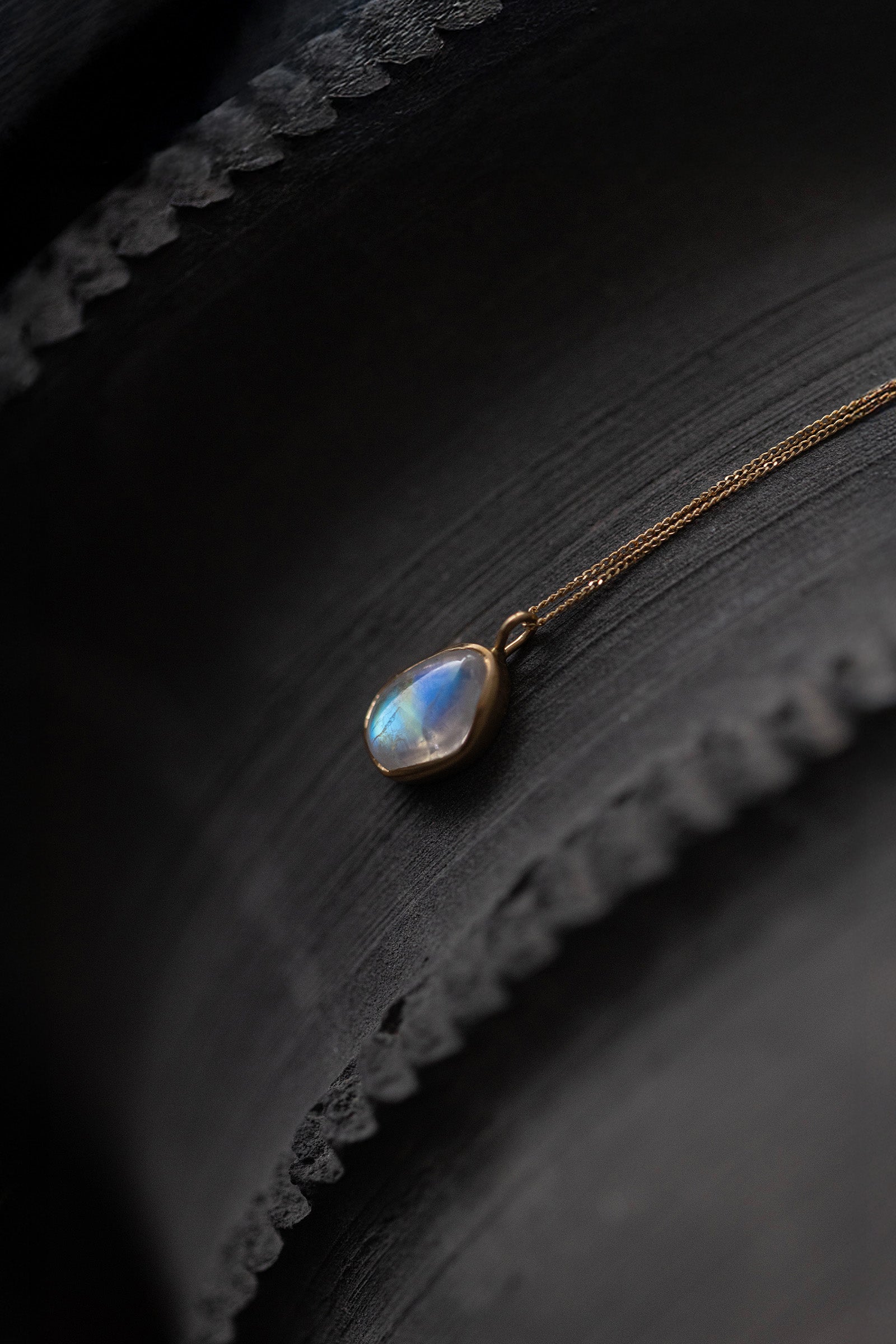 18K necklace ( 18K rainbowmoonstone)