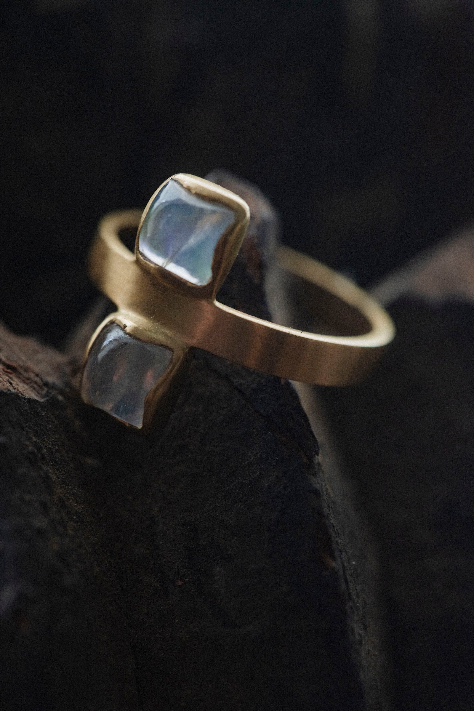 18K flat band ring ( rainbowmoonstone)