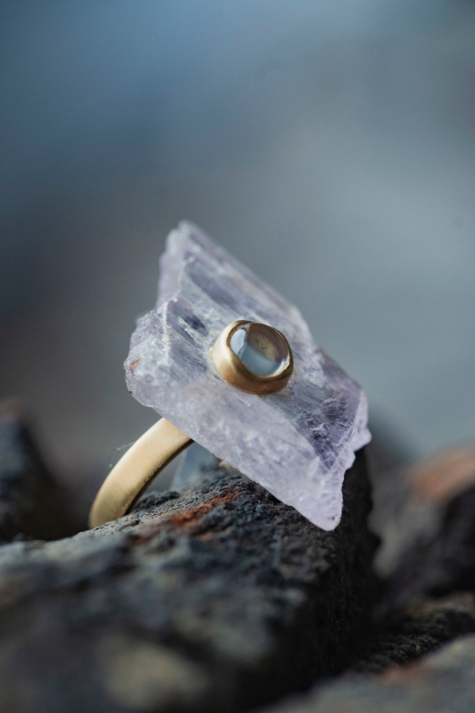 18K flat band ring ( rainbowmoonstone) + rough kunzit