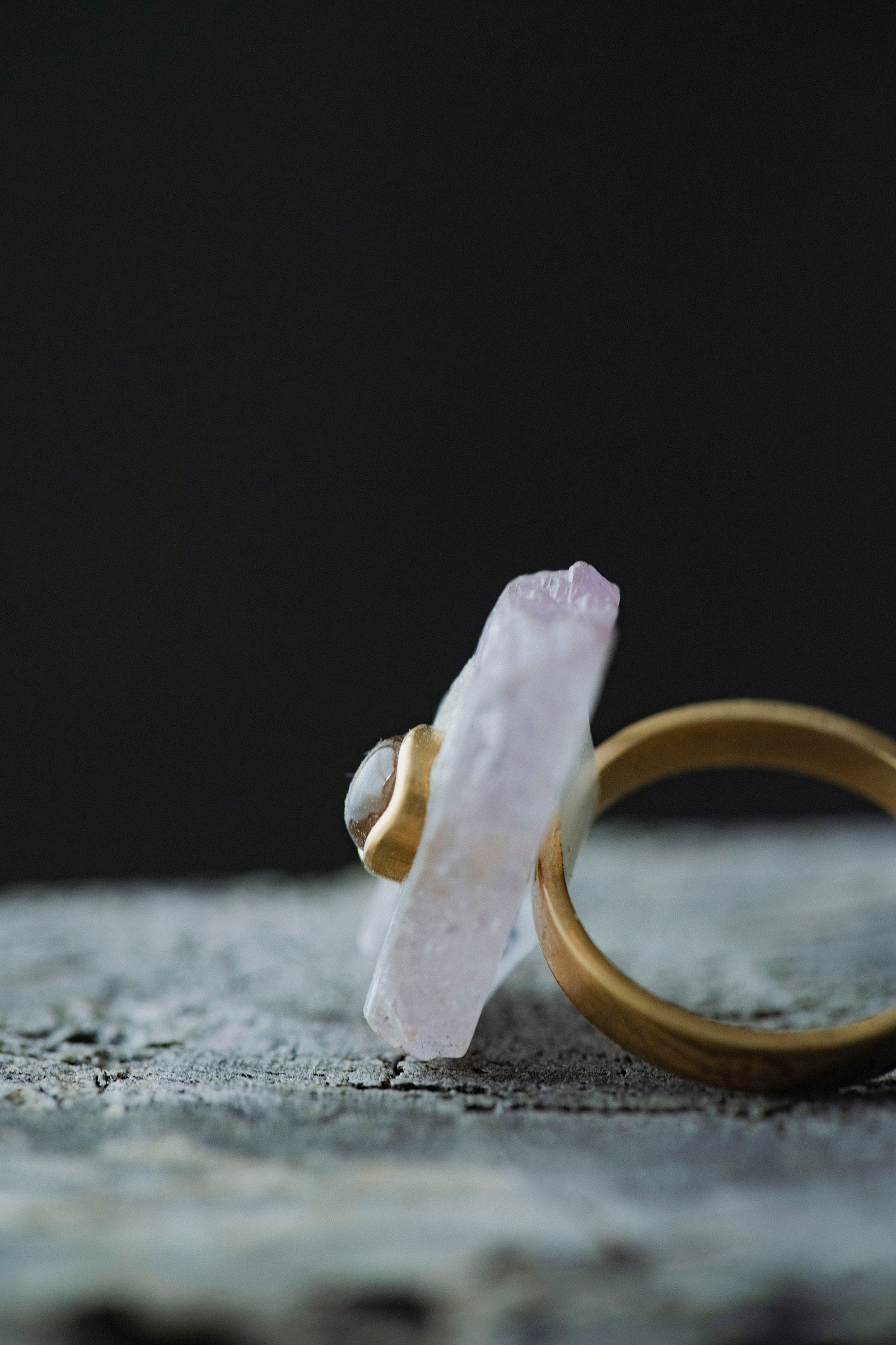 18K flat band ring ( rainbowmoonstone) + rough kunzit