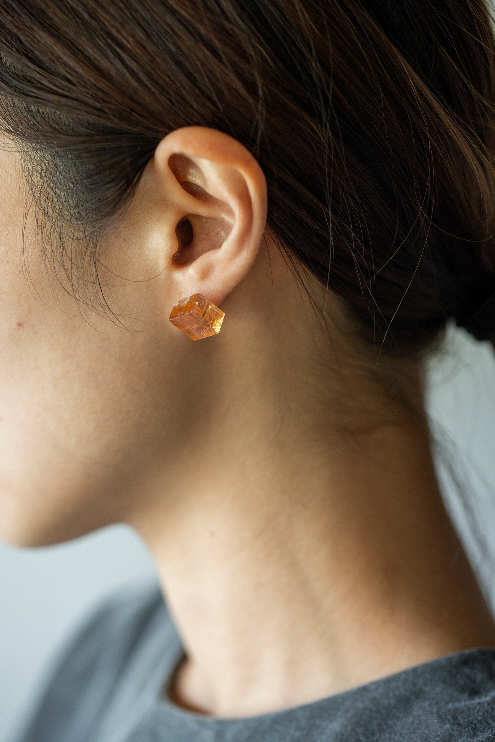 18K topaz rough stone earring (single)