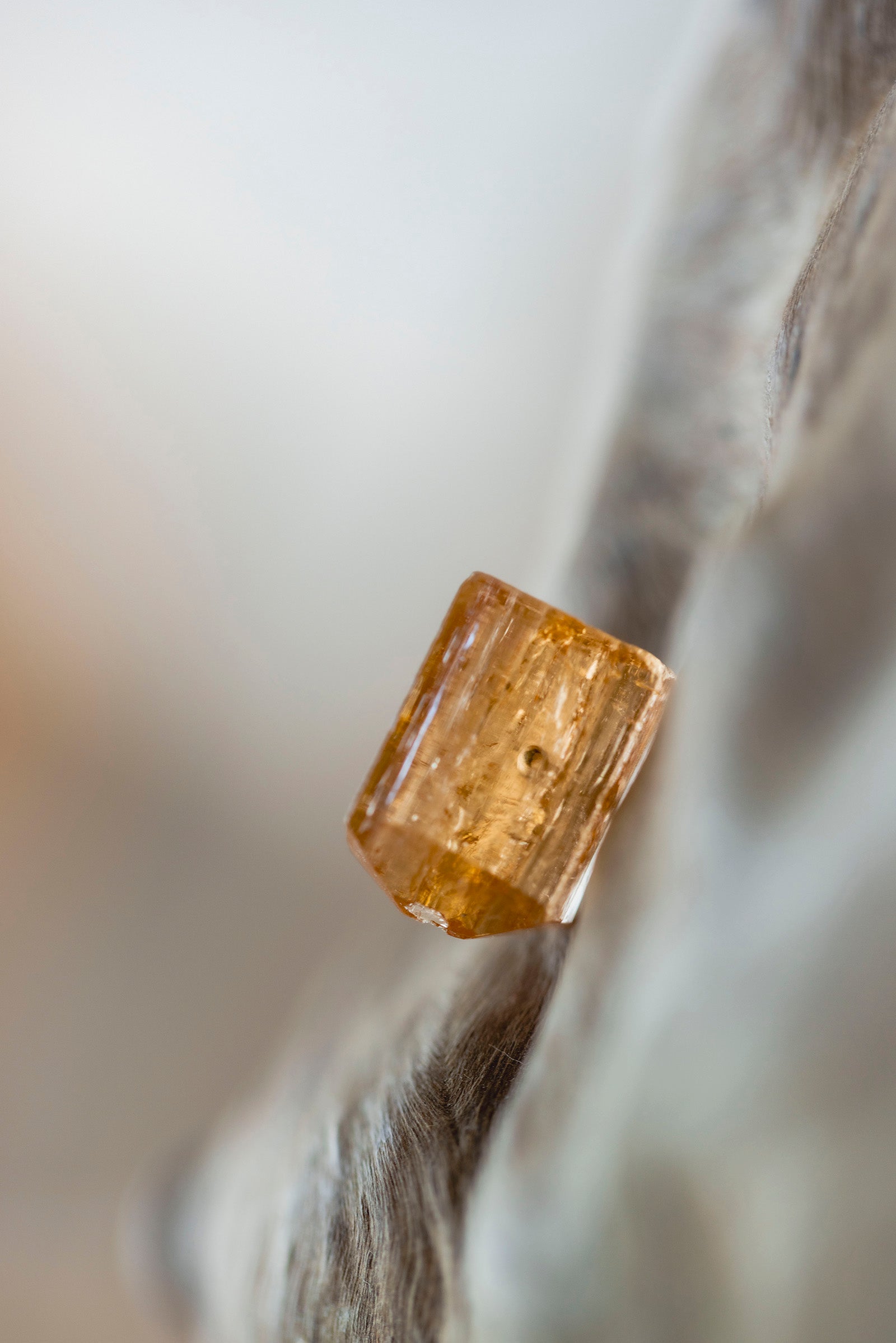 18K topaz rough stone earring (single)