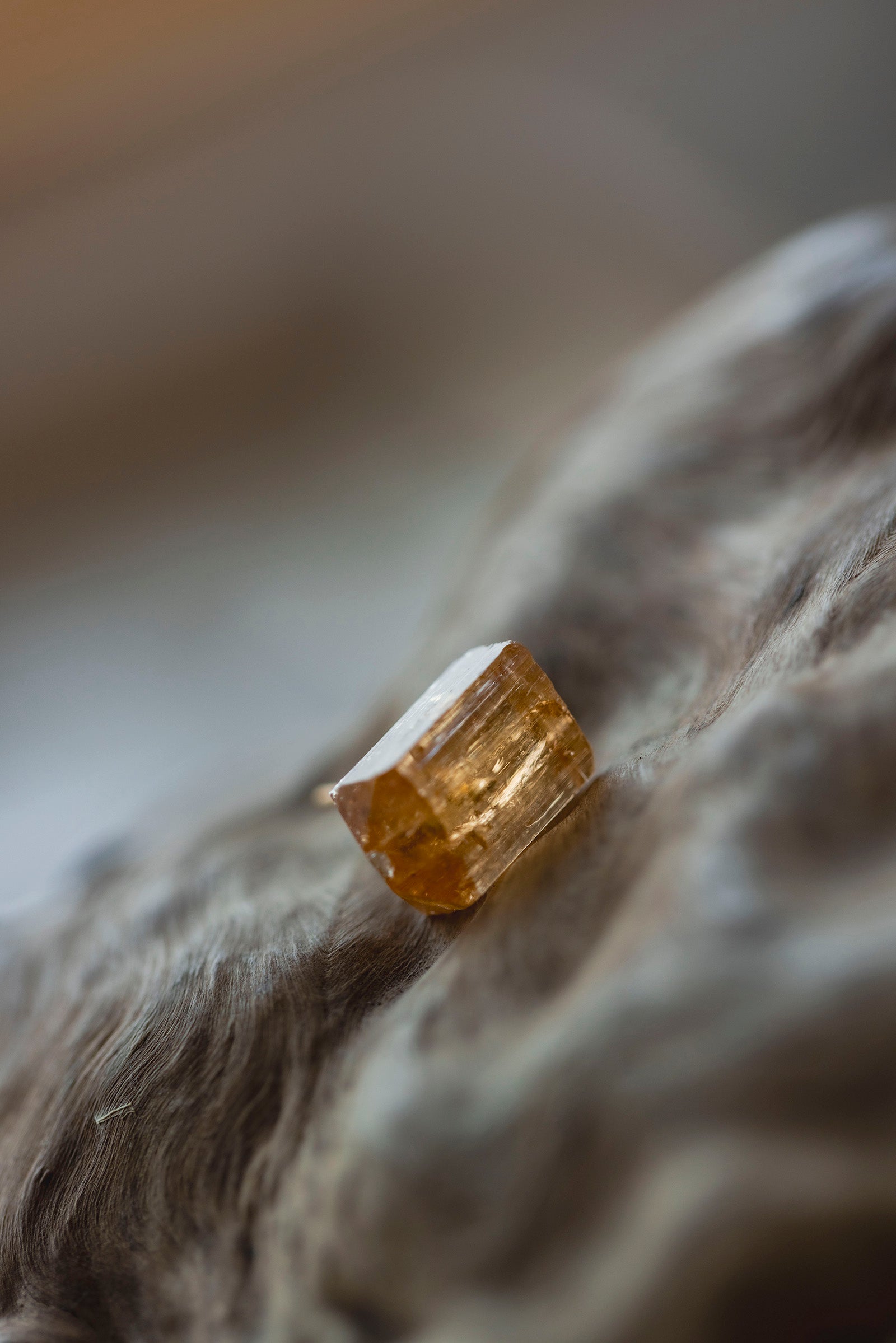 18K topaz rough stone earring (single)