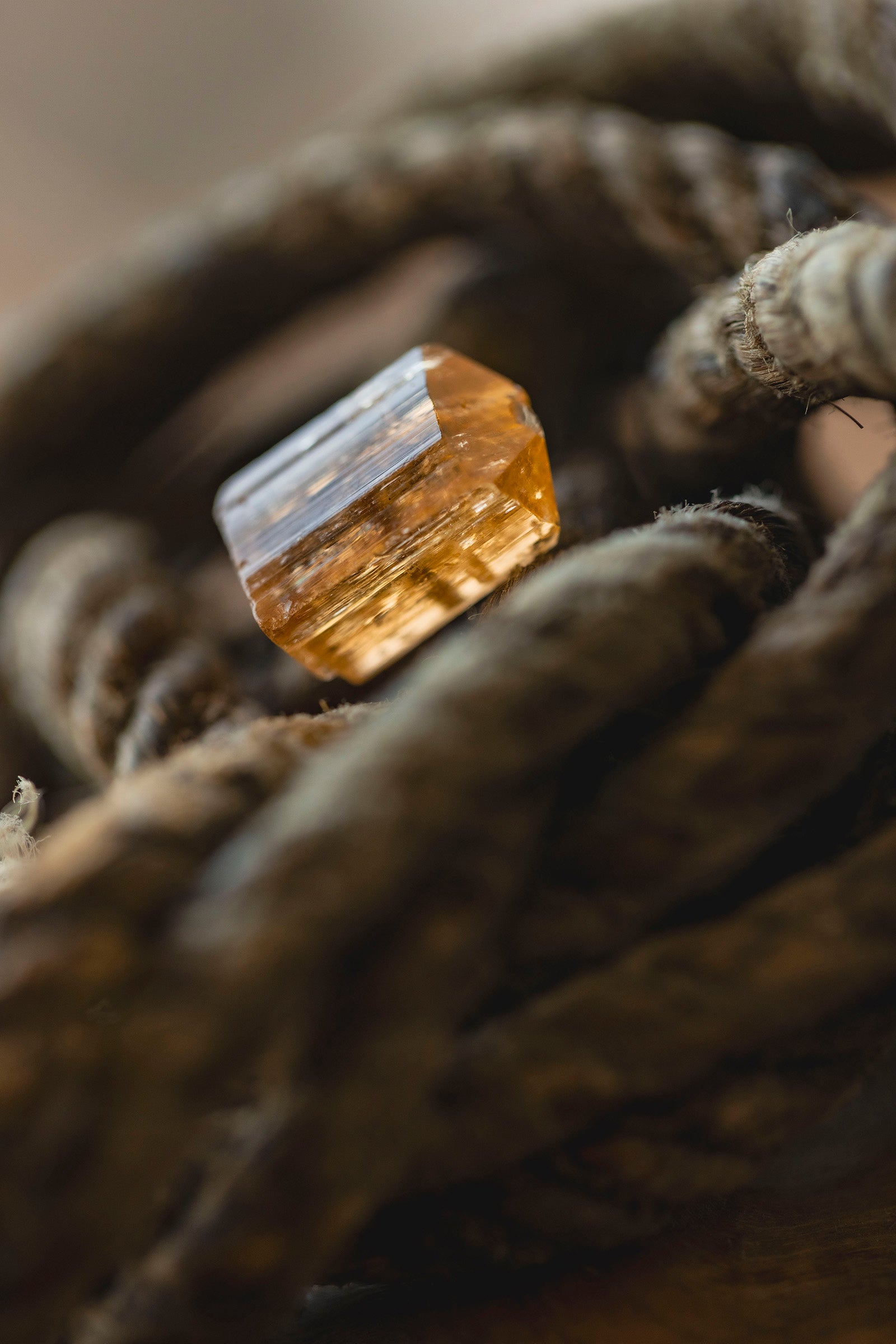 18K topaz rough stone earring (single)