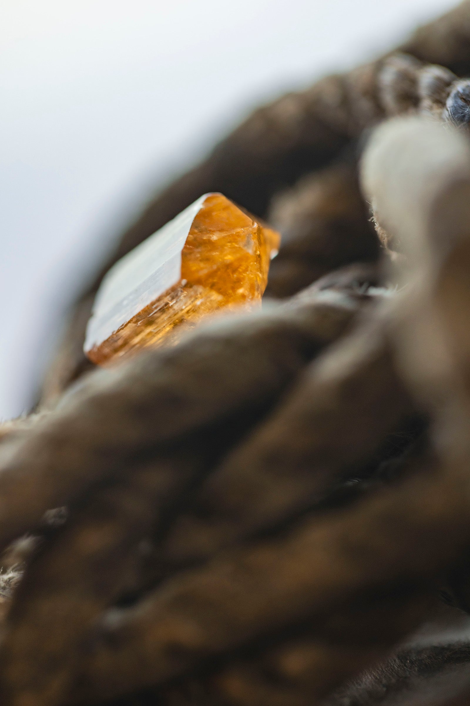 18K topaz rough stone earring (single)