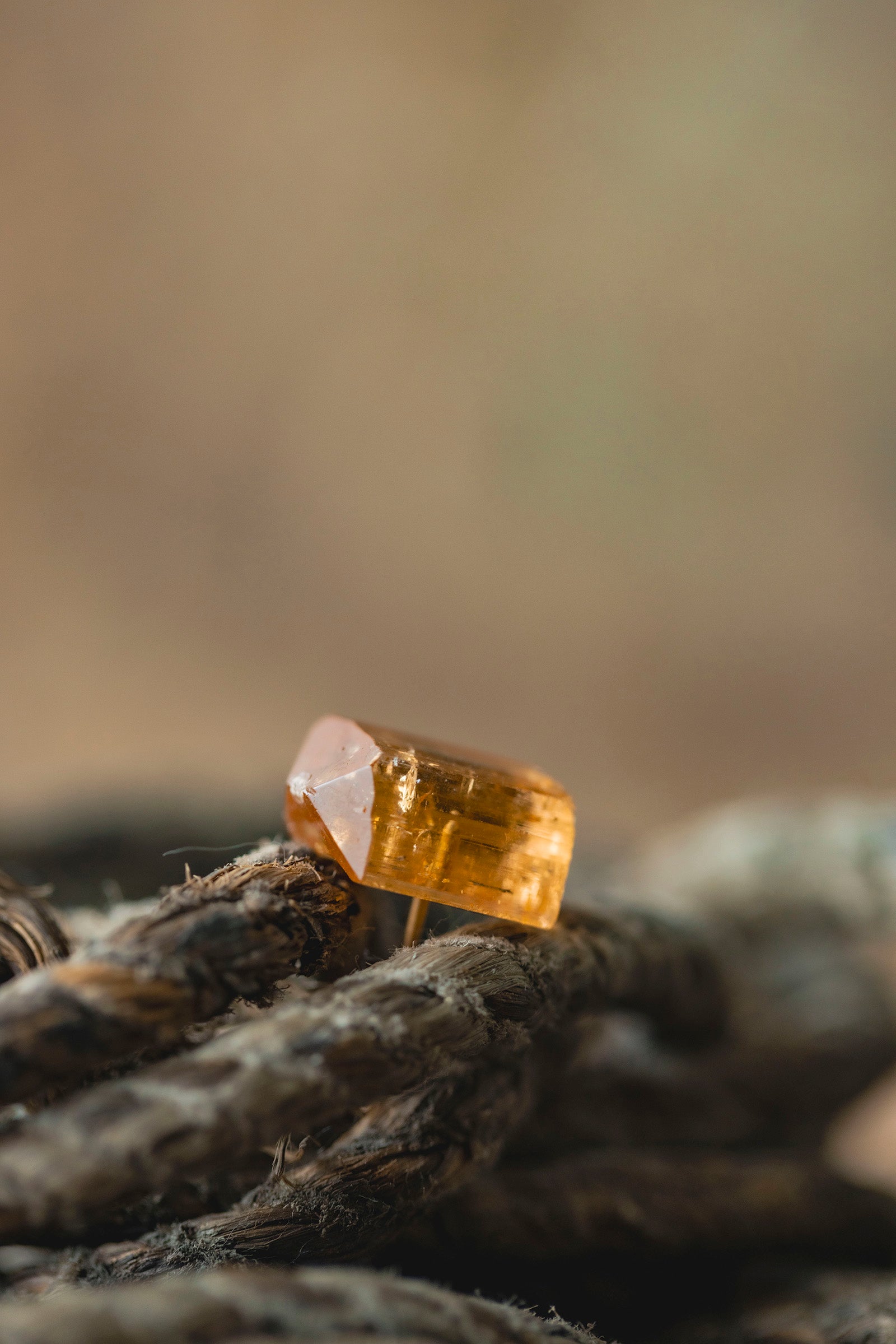 18K topaz rough stone earring (single)