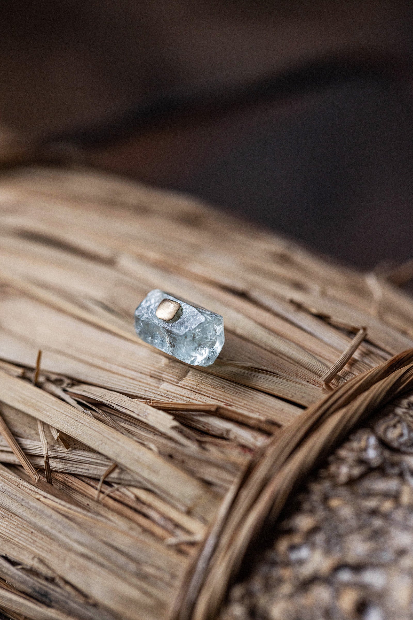 18K aquamarine rough stone earring (single)