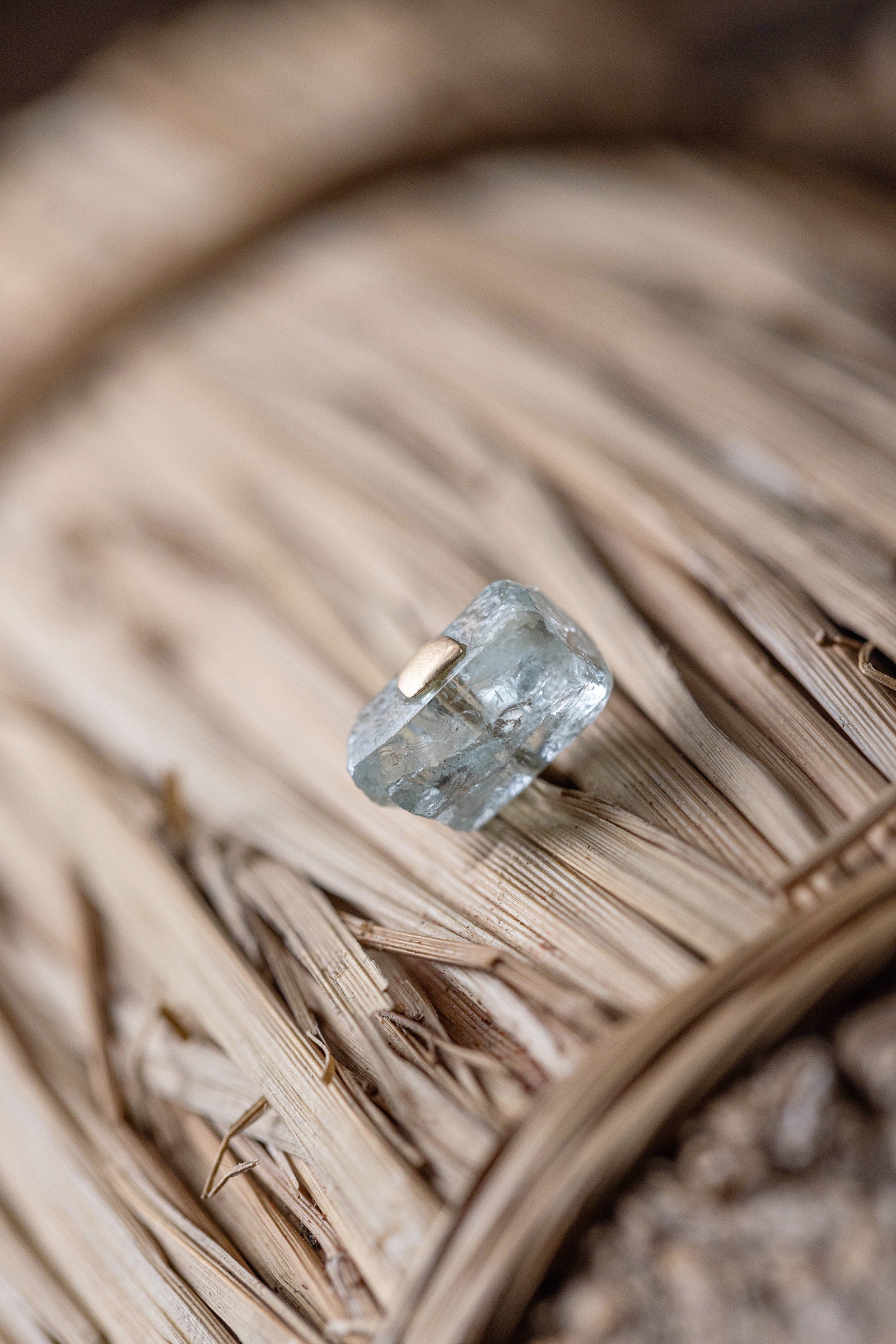 18K aquamarine rough stone earring (single)