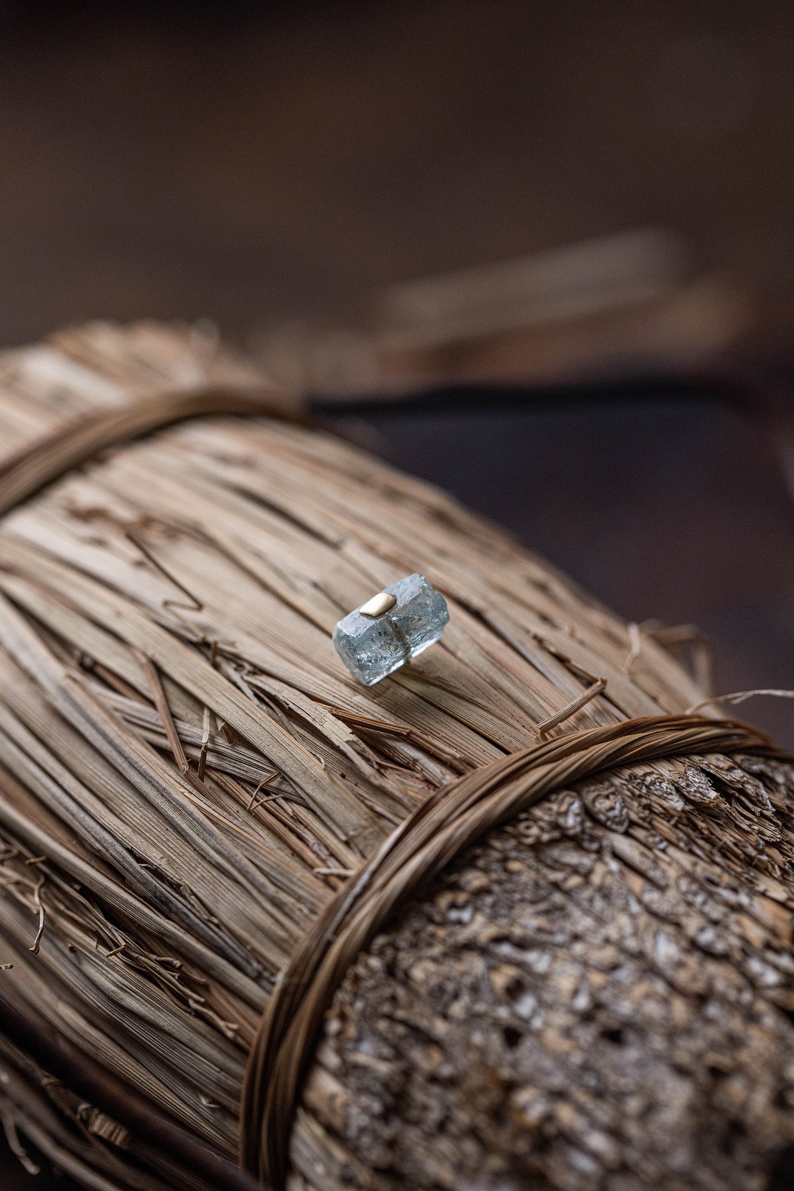 18K aquamarine rough stone earring (single)