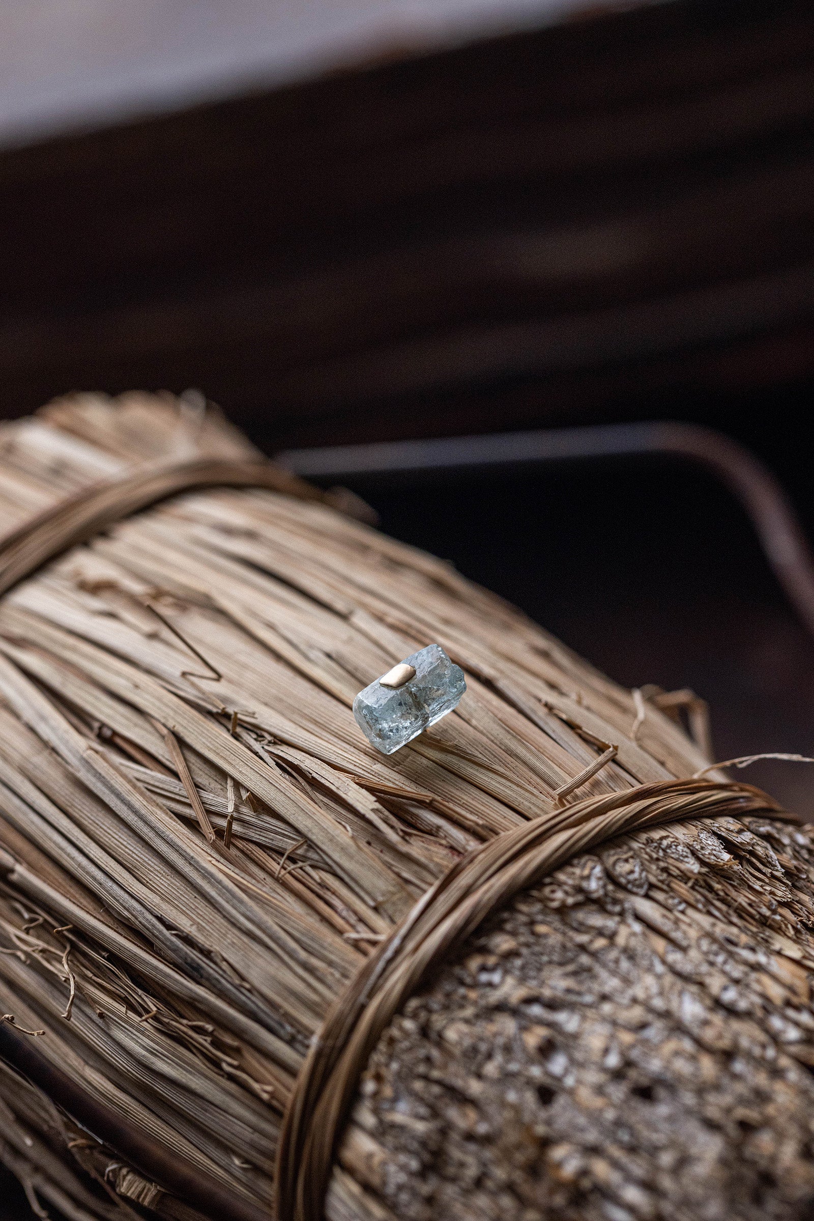 18K aquamarine rough stone earring (single)