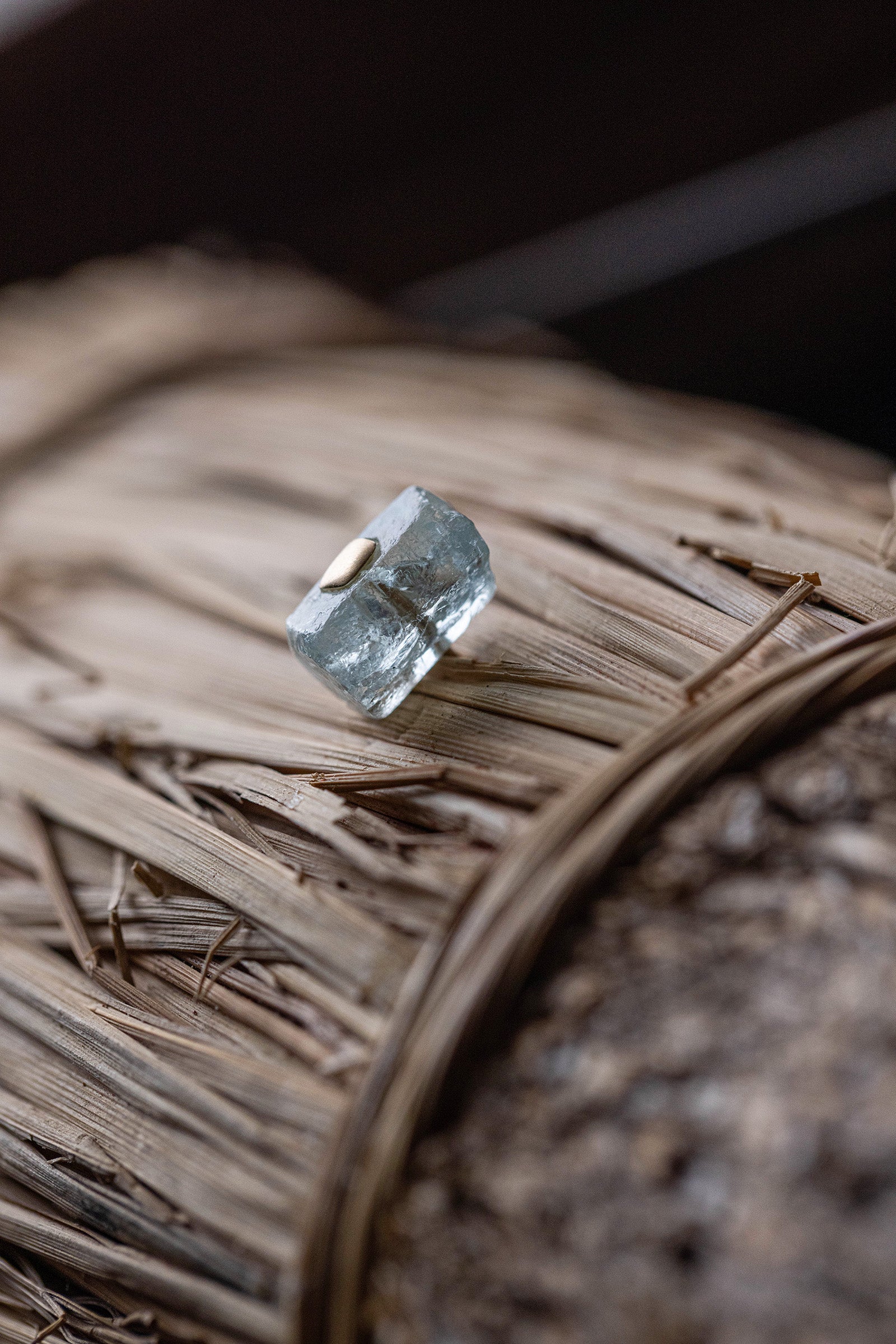 18K aquamarine rough stone earring (single)