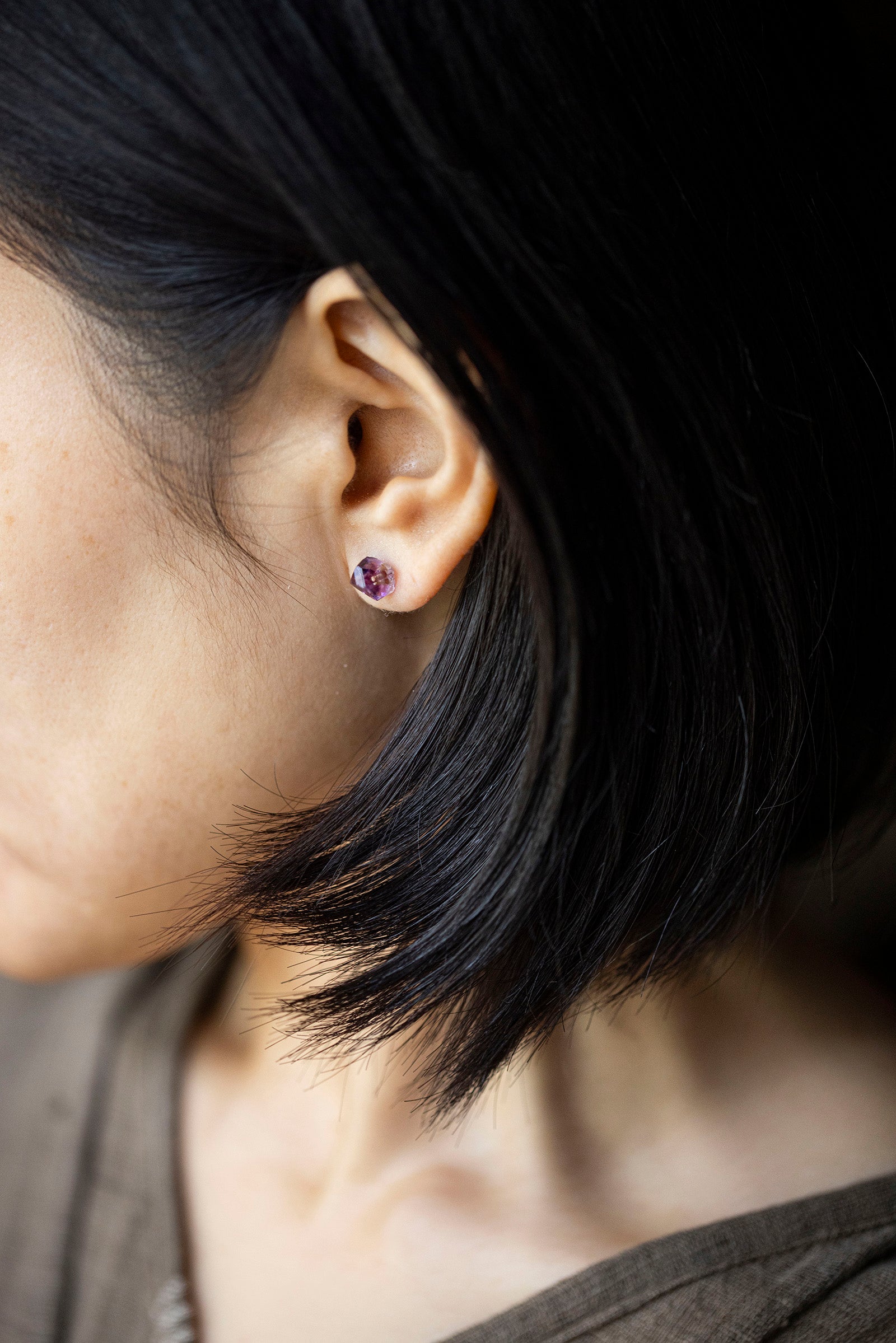 18K amethyst rough stone earrings (single)
