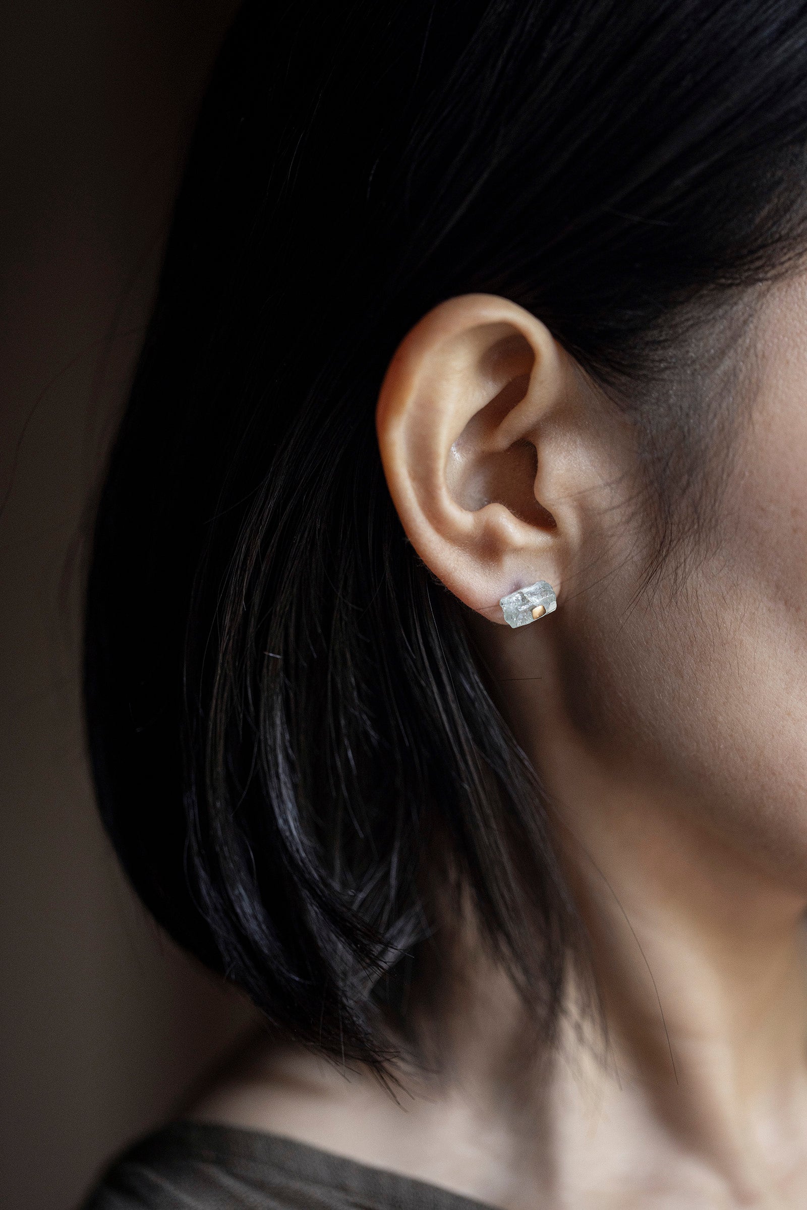 18K aquamarine rough stone earring (single)