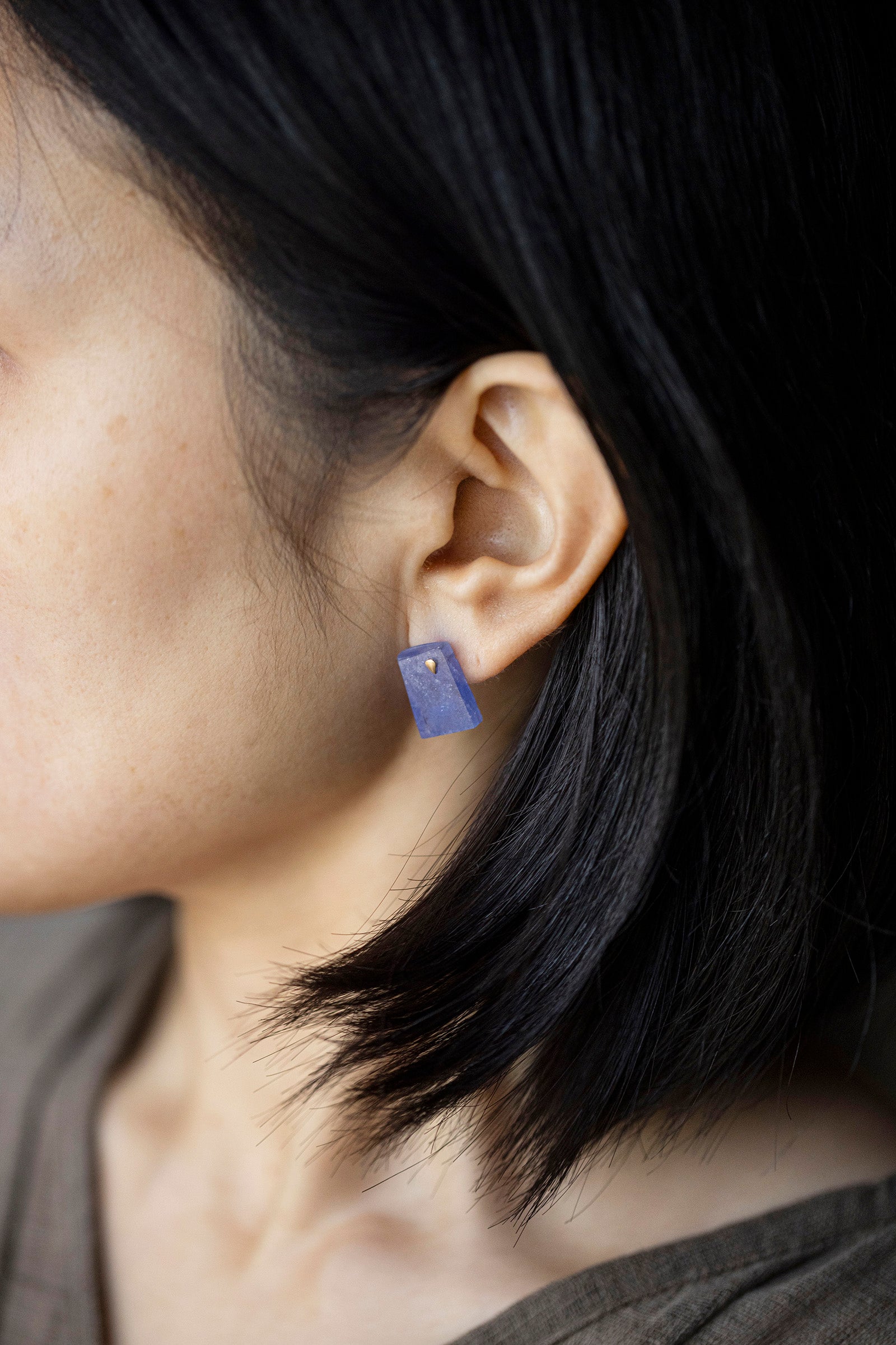 18K Iolite rough stone earring (single)