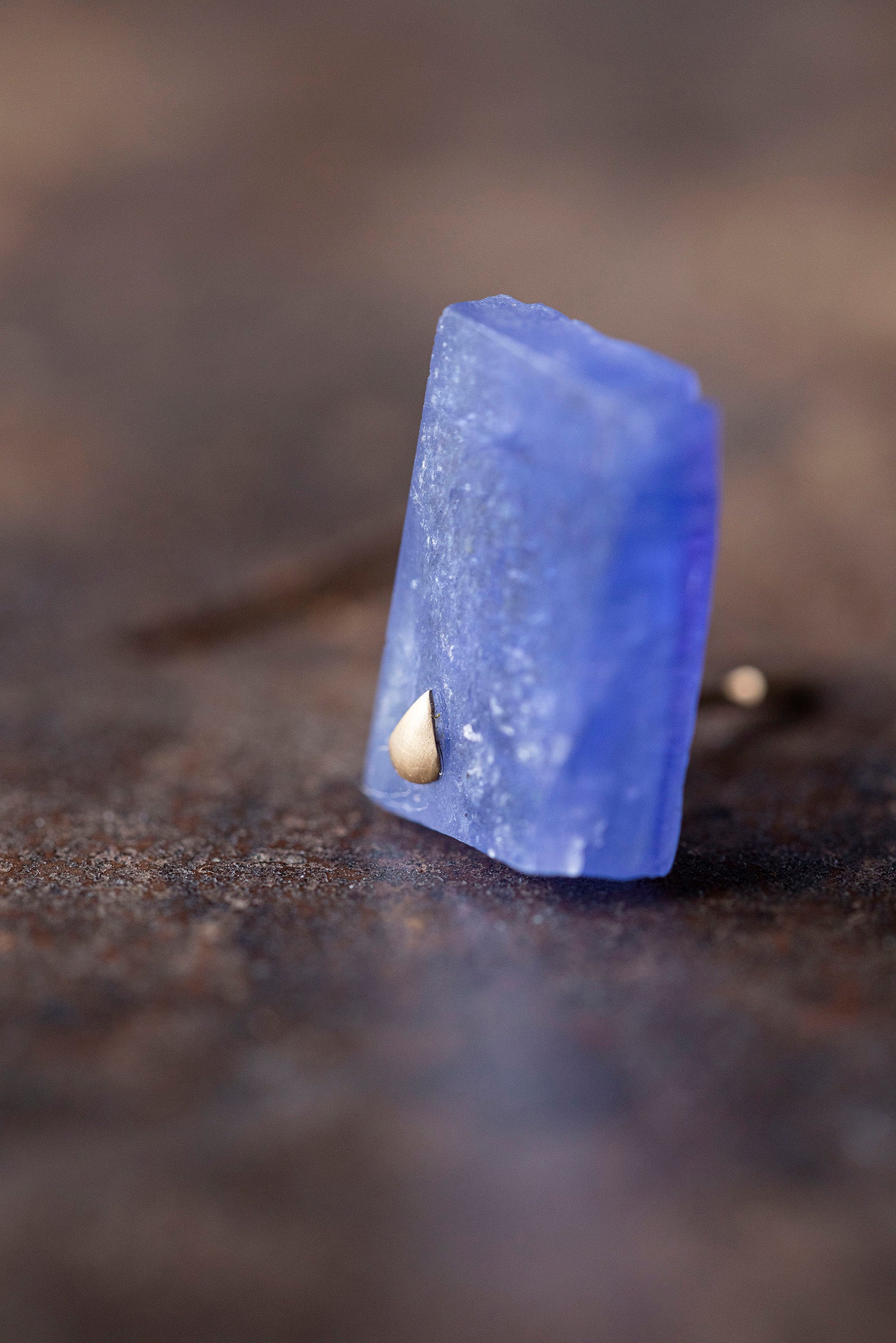 18K Iolite rough stone earring (single)