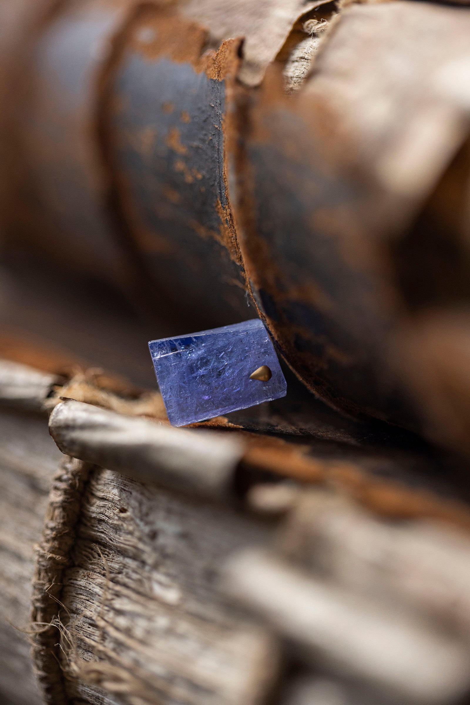 18K Iolite rough stone earring (single)