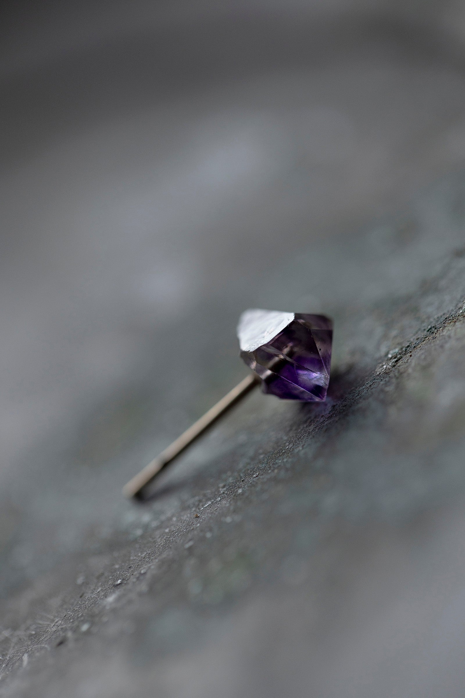 18K amethyst rough stone earrings (single)