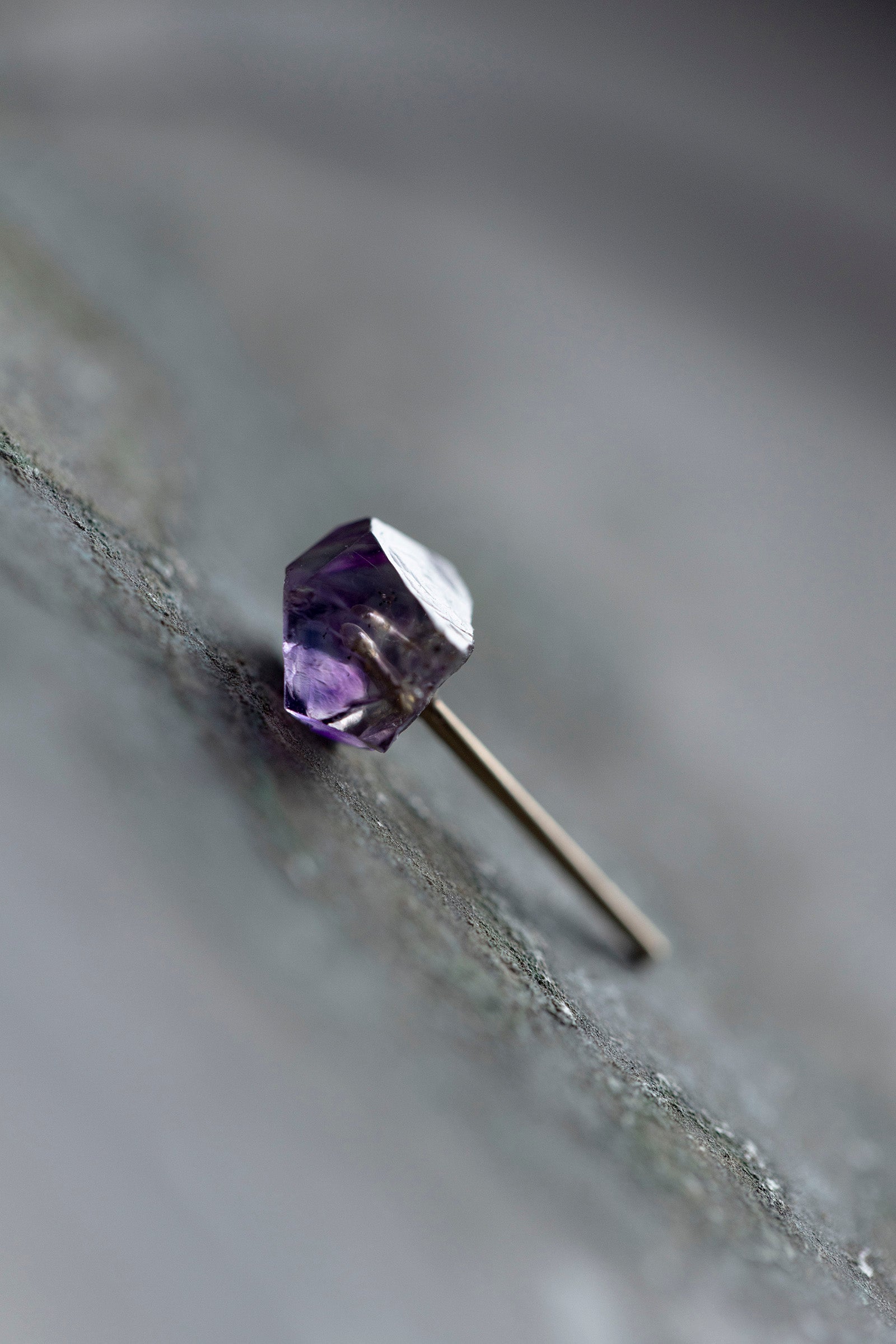 18K amethyst rough stone earrings (single)