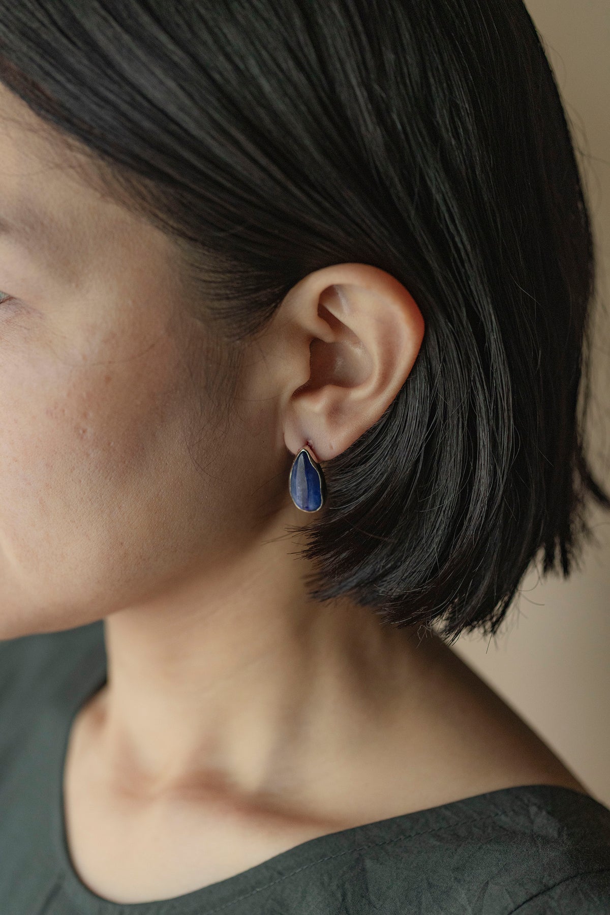 silver stud earrings single ( kyanite )