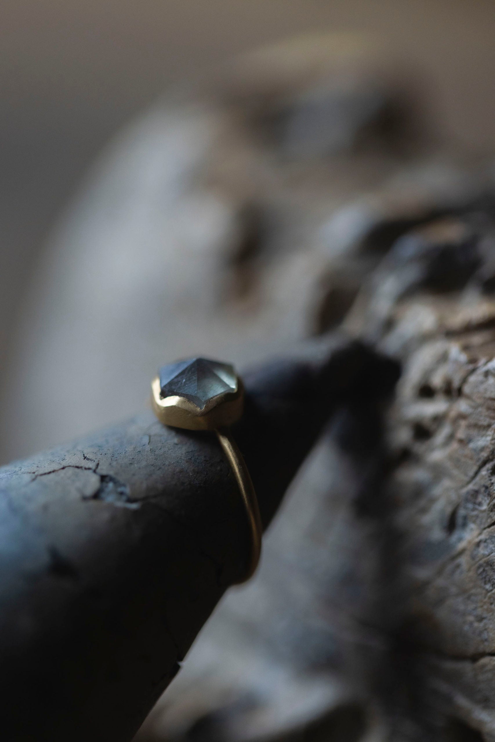 18K hexagon ring 1mm (labradorite)