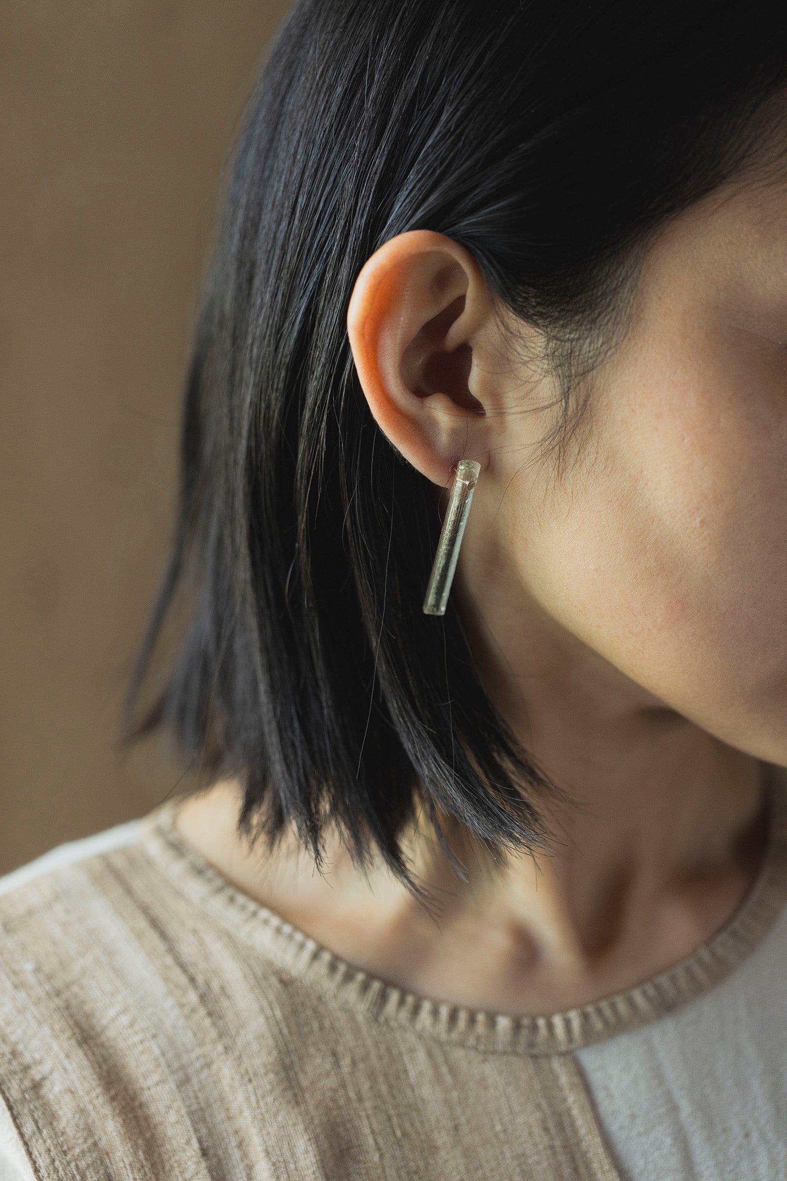 18K aquamarine rough stone earring (single)