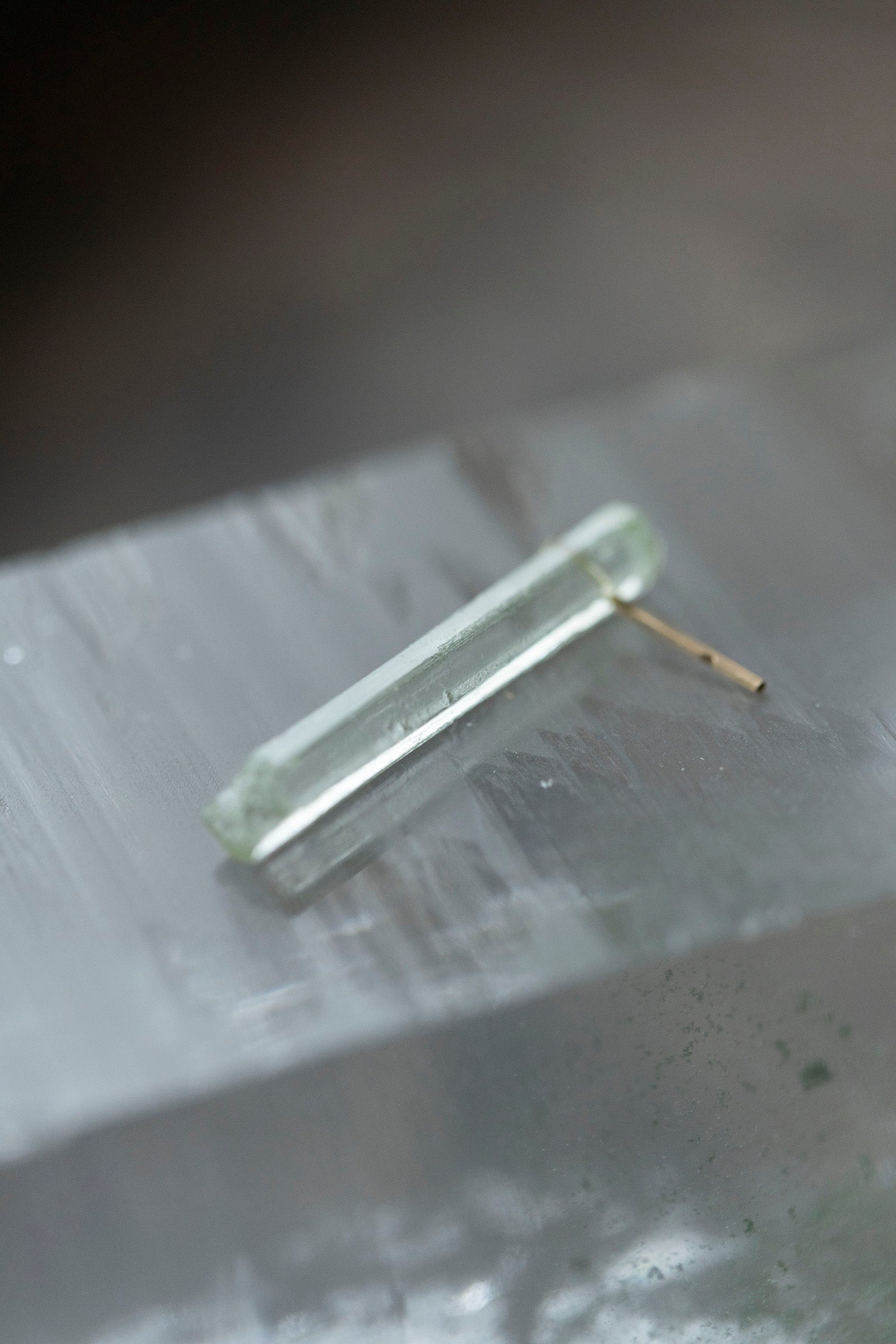 18K aquamarine rough stone earring (single)