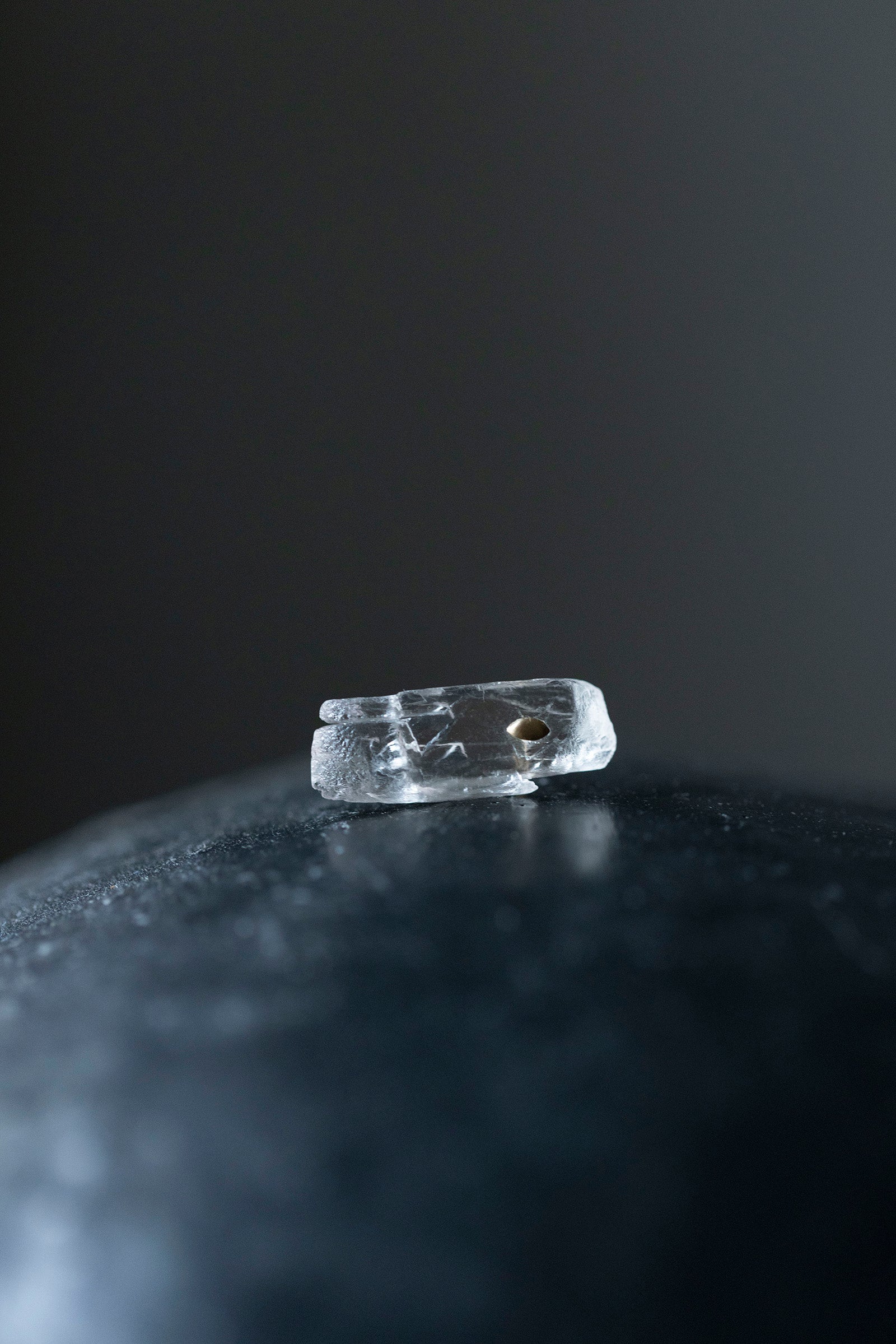 18K kunzite rough stone earring (single)