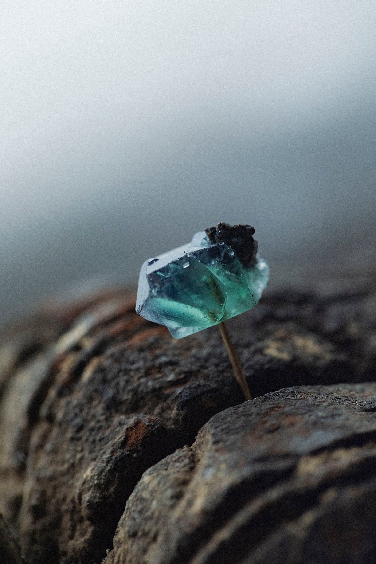 18K fluorite rough stone earring (single)-1