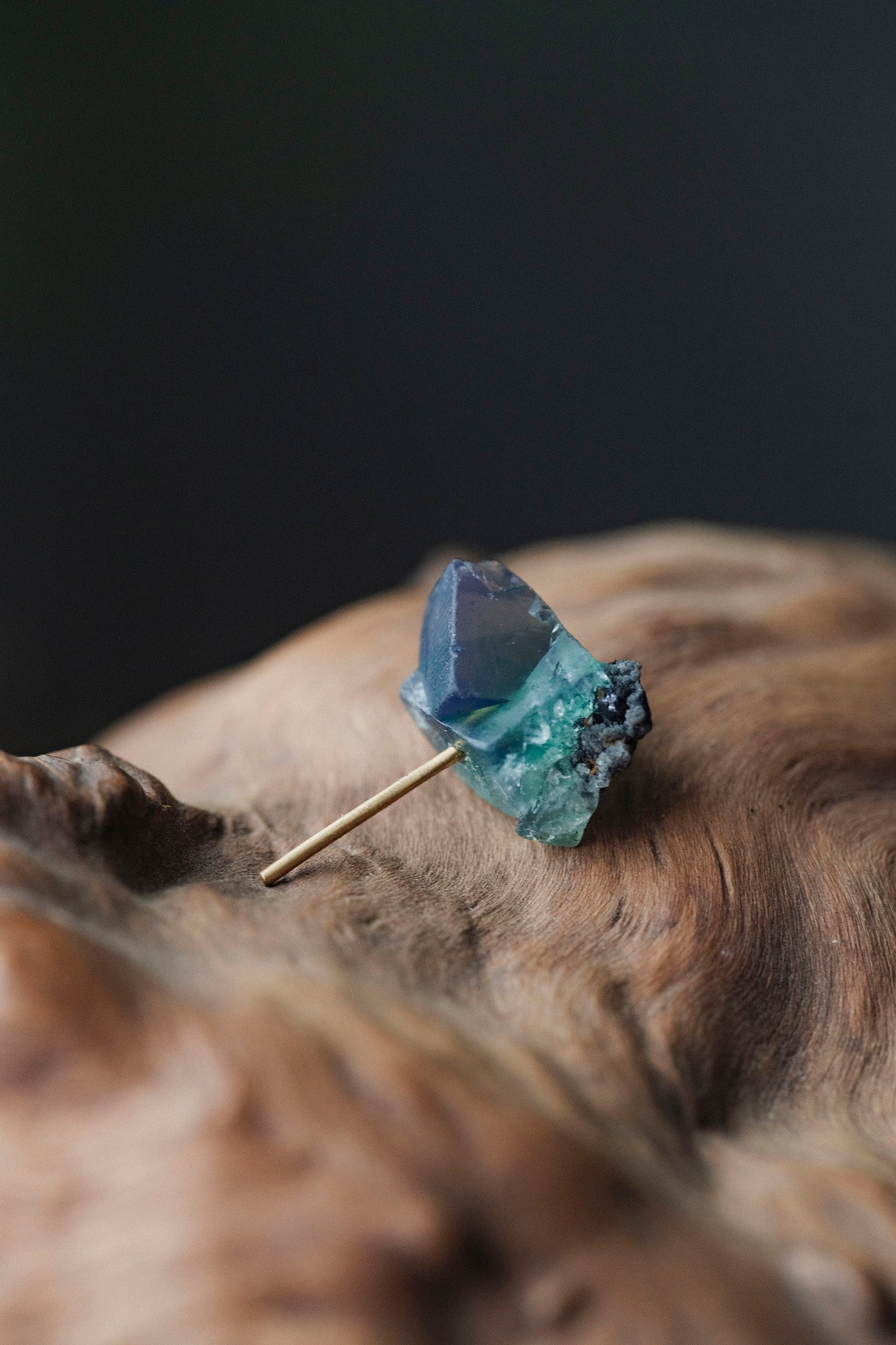 18K fluorite rough stone earring (single)-1