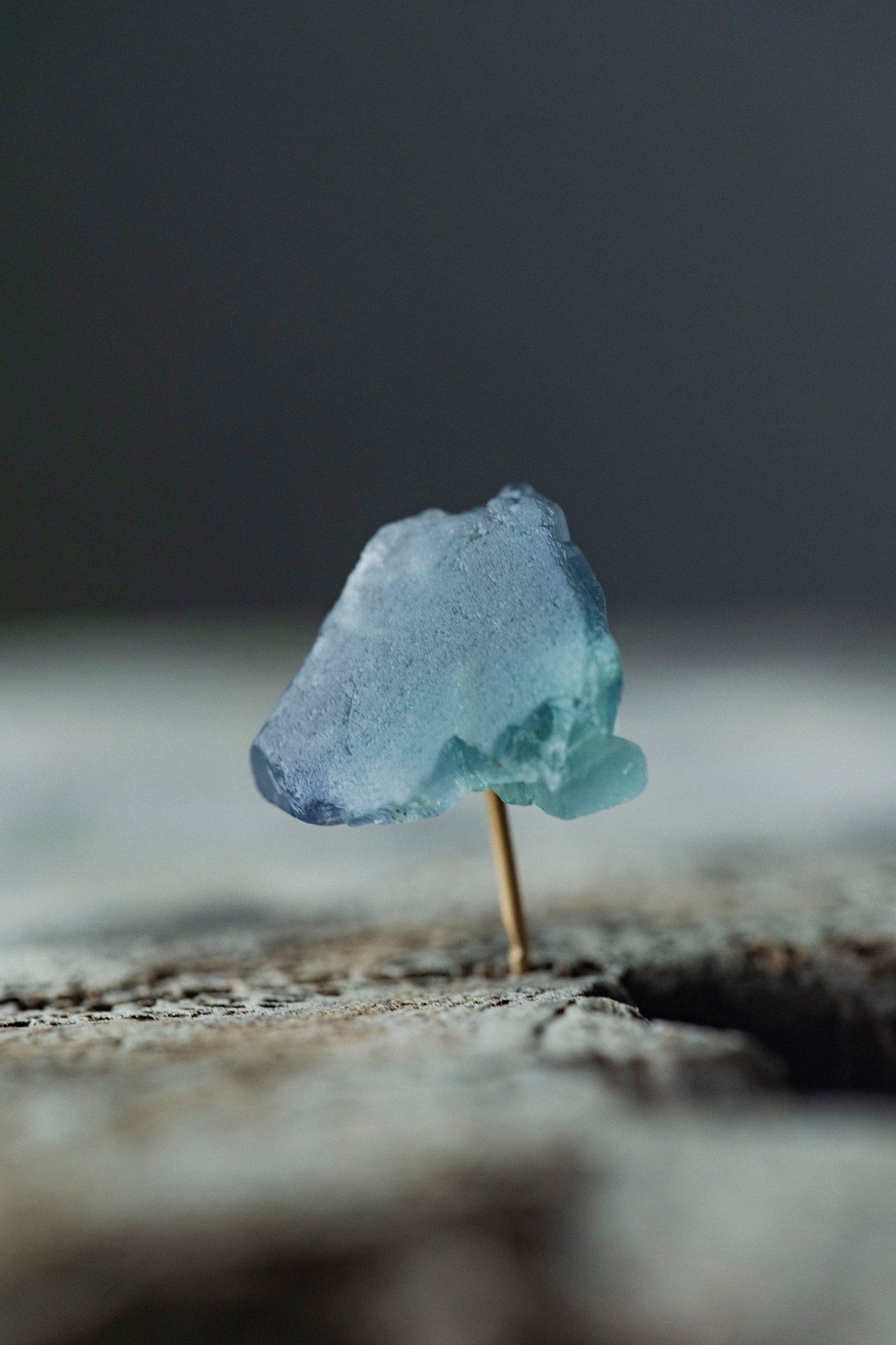 18K fluorite rough stone earring (single)-2