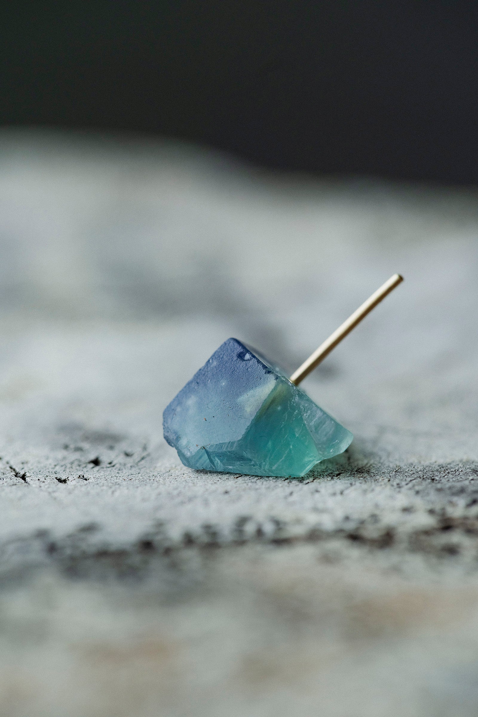 18K fluorite rough stone earring (single)-2