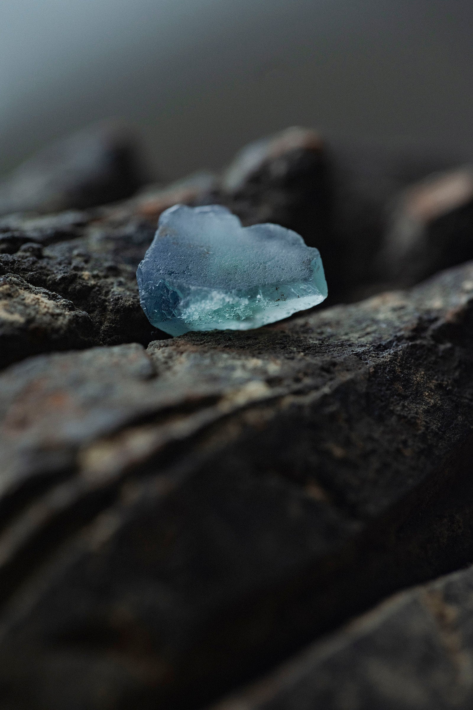18K fluorite rough stone earring (single)-2