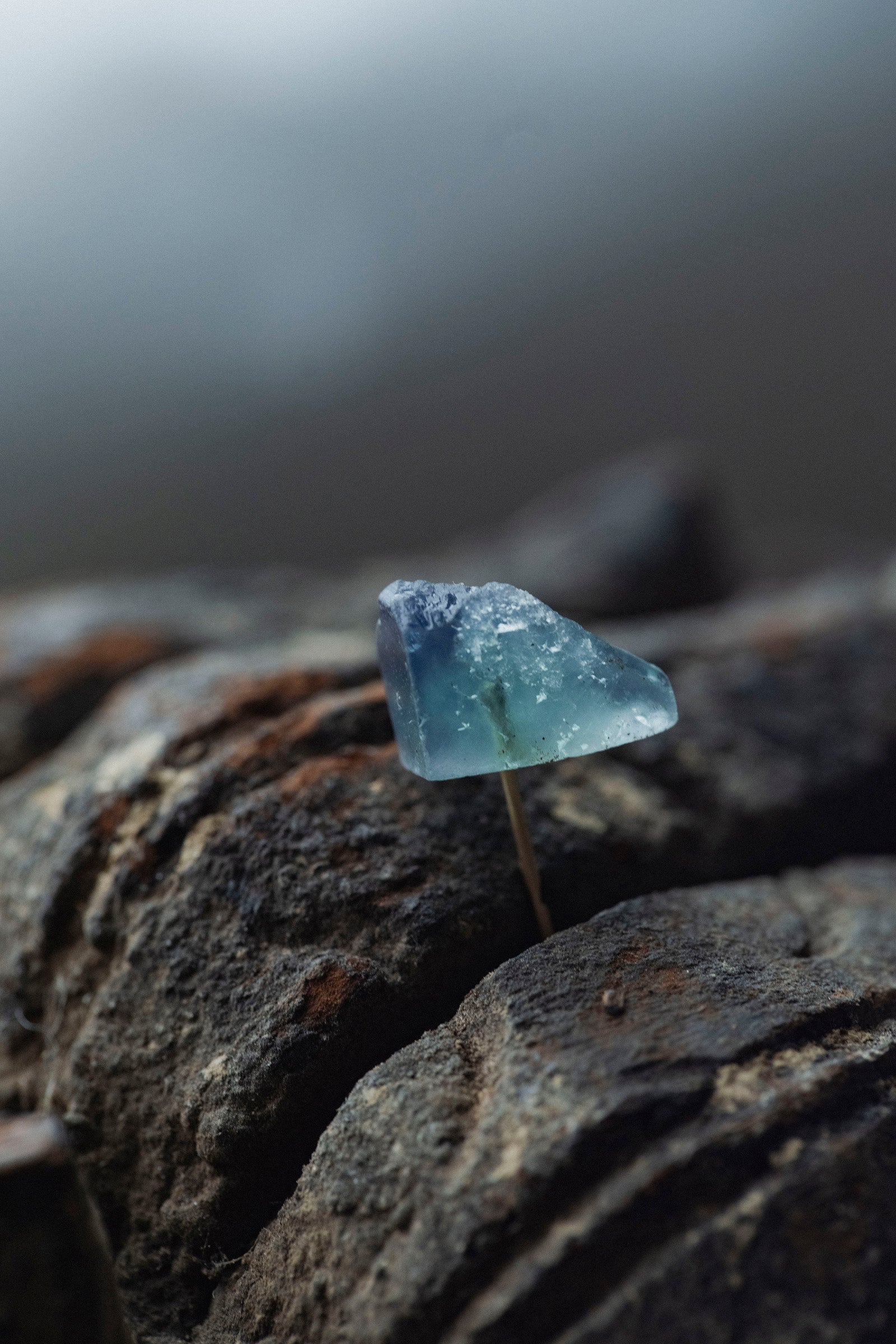 18K fluorite rough stone earring (single)-2