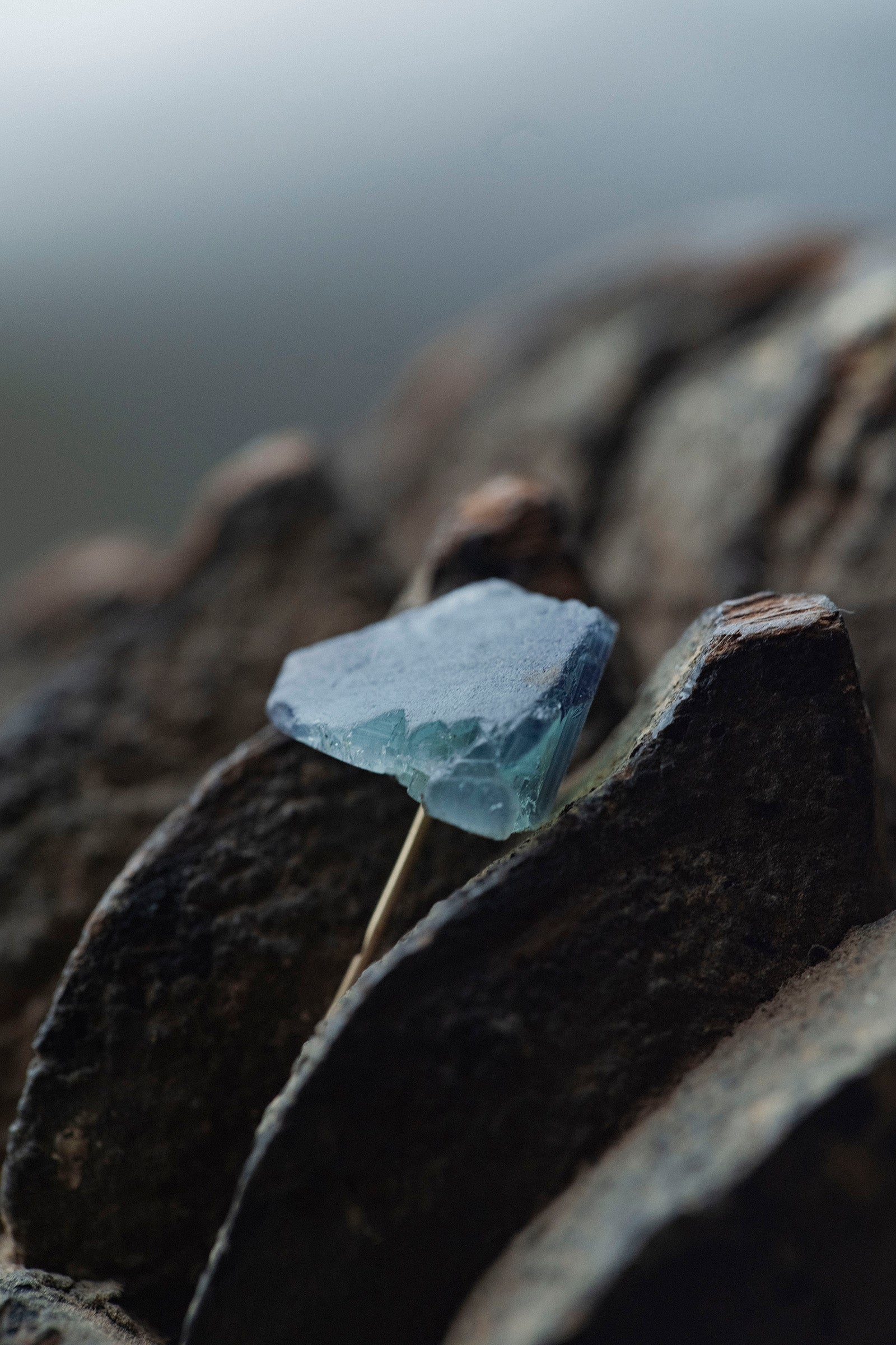 18K fluorite rough stone earring (single)-2