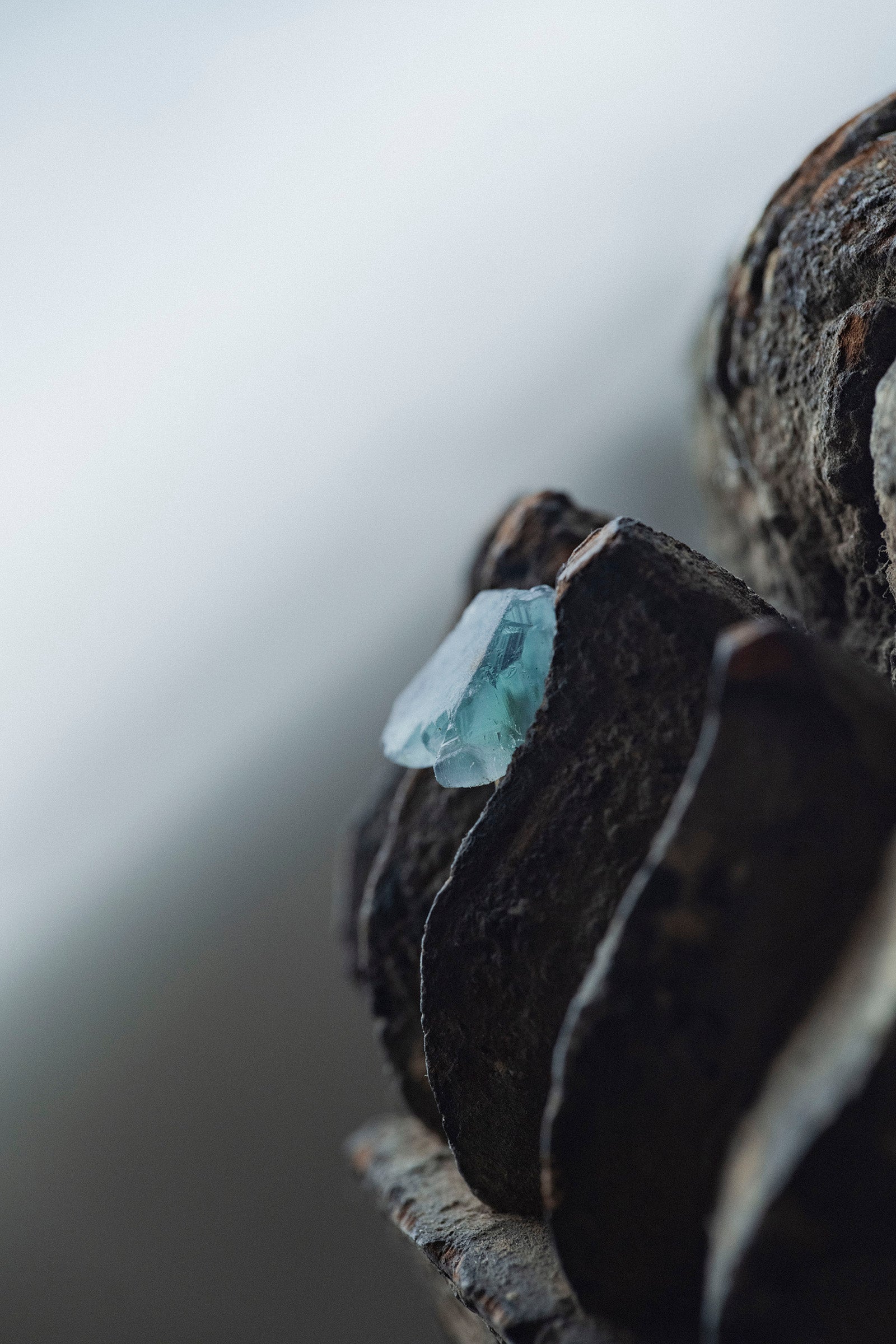 18K fluorite rough stone earring (single)-2