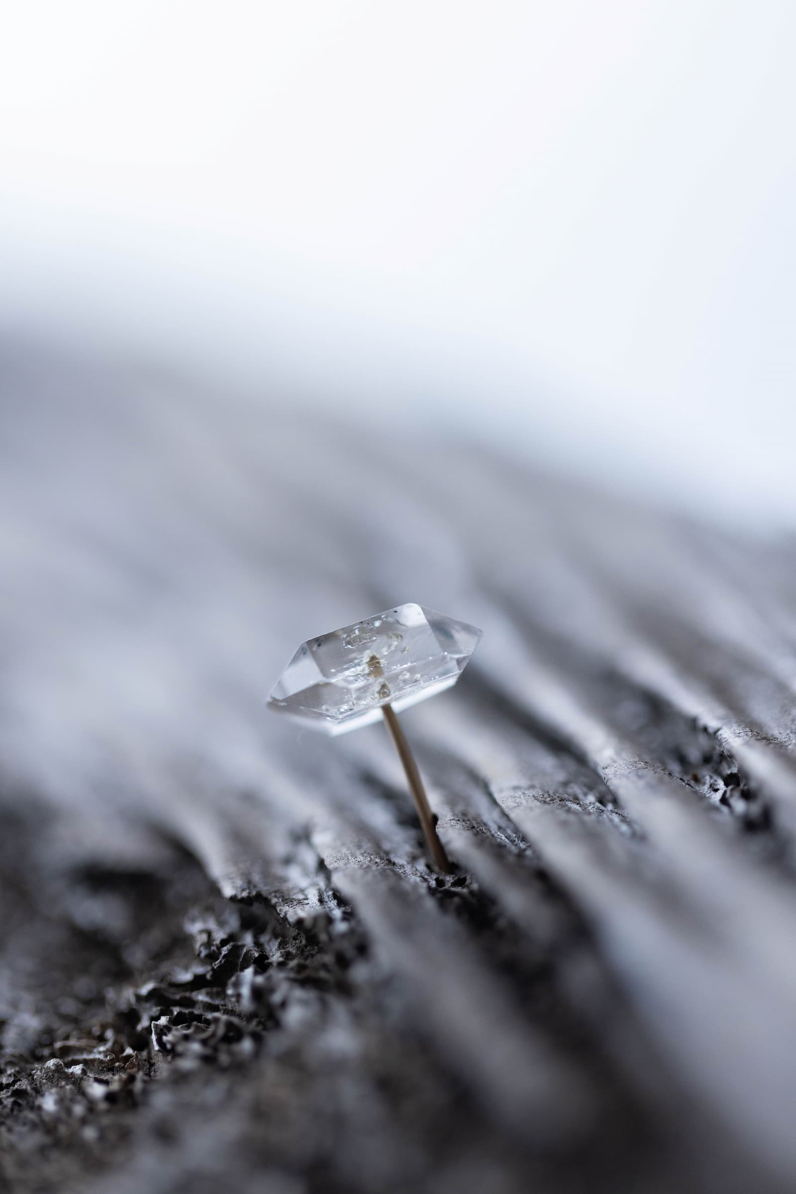 18K quartz rough stone earring (single)