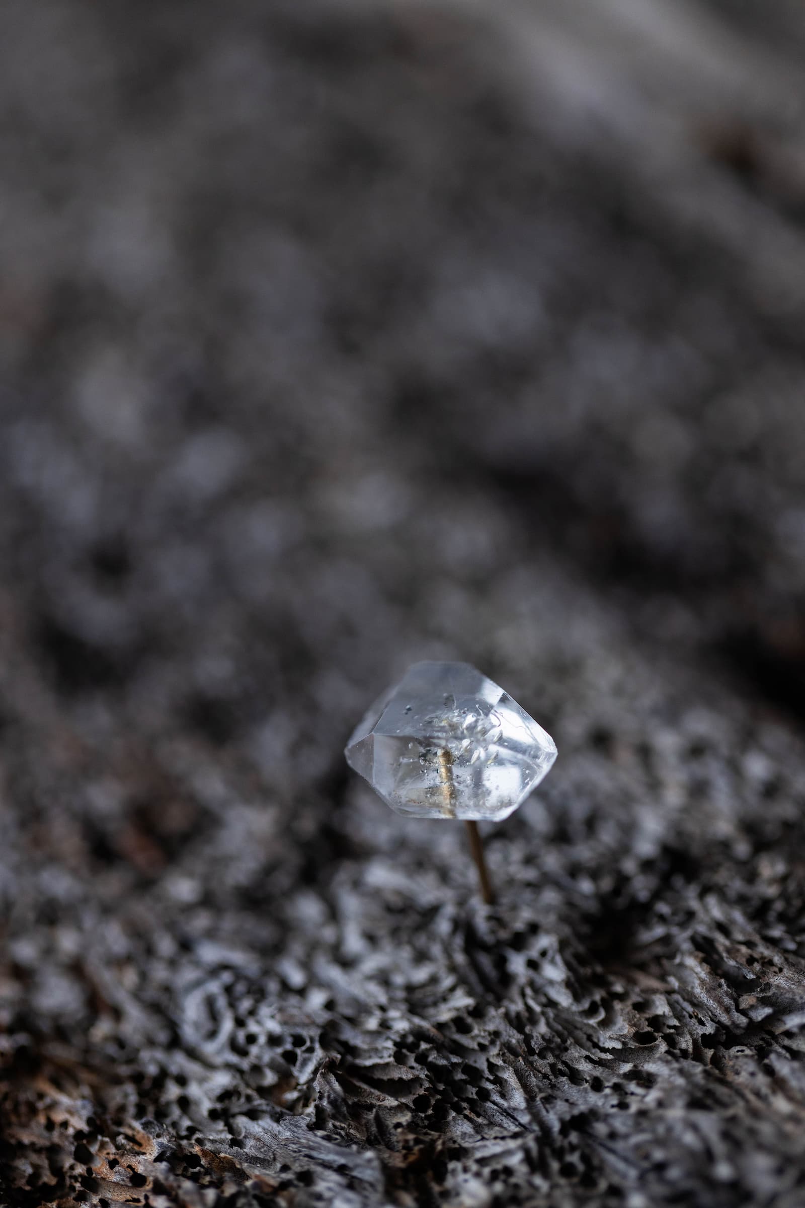 18K quartz rough stone earring (single)