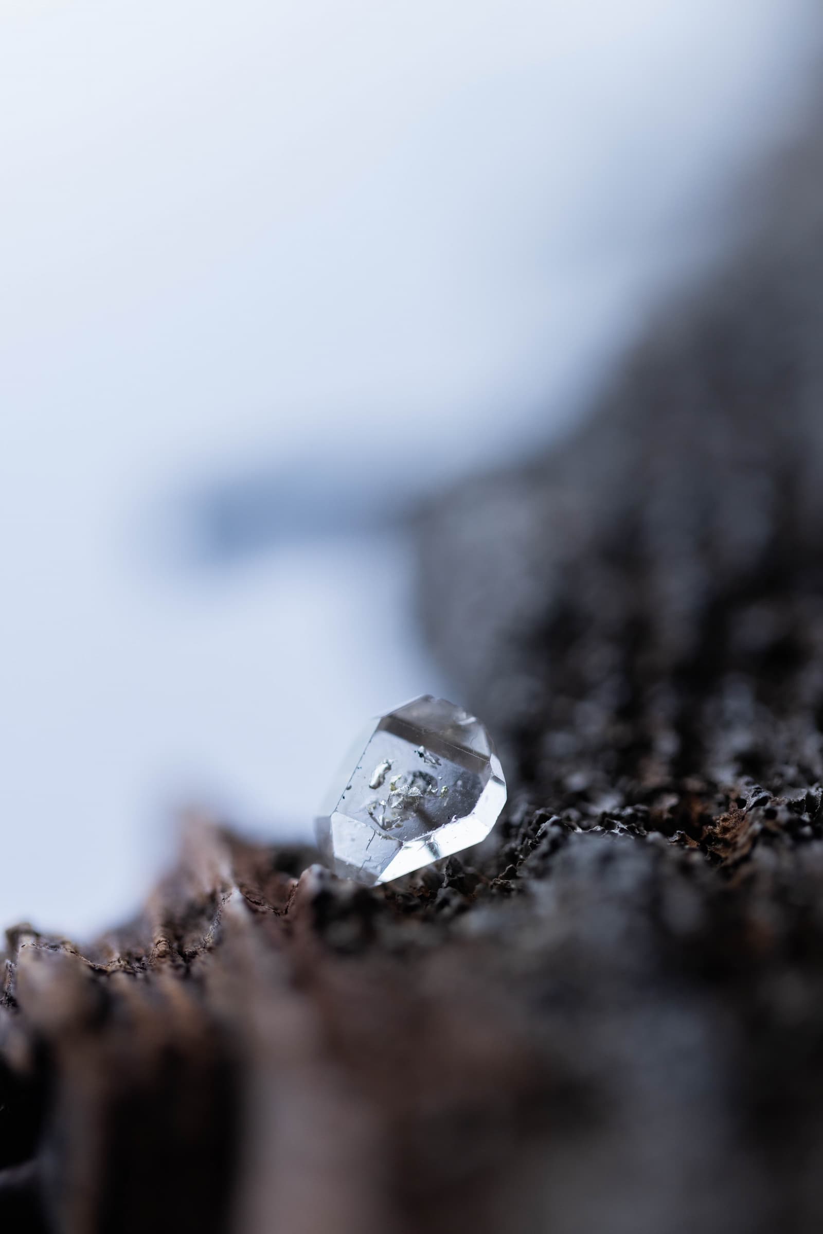 18K quartz rough stone earring (single)