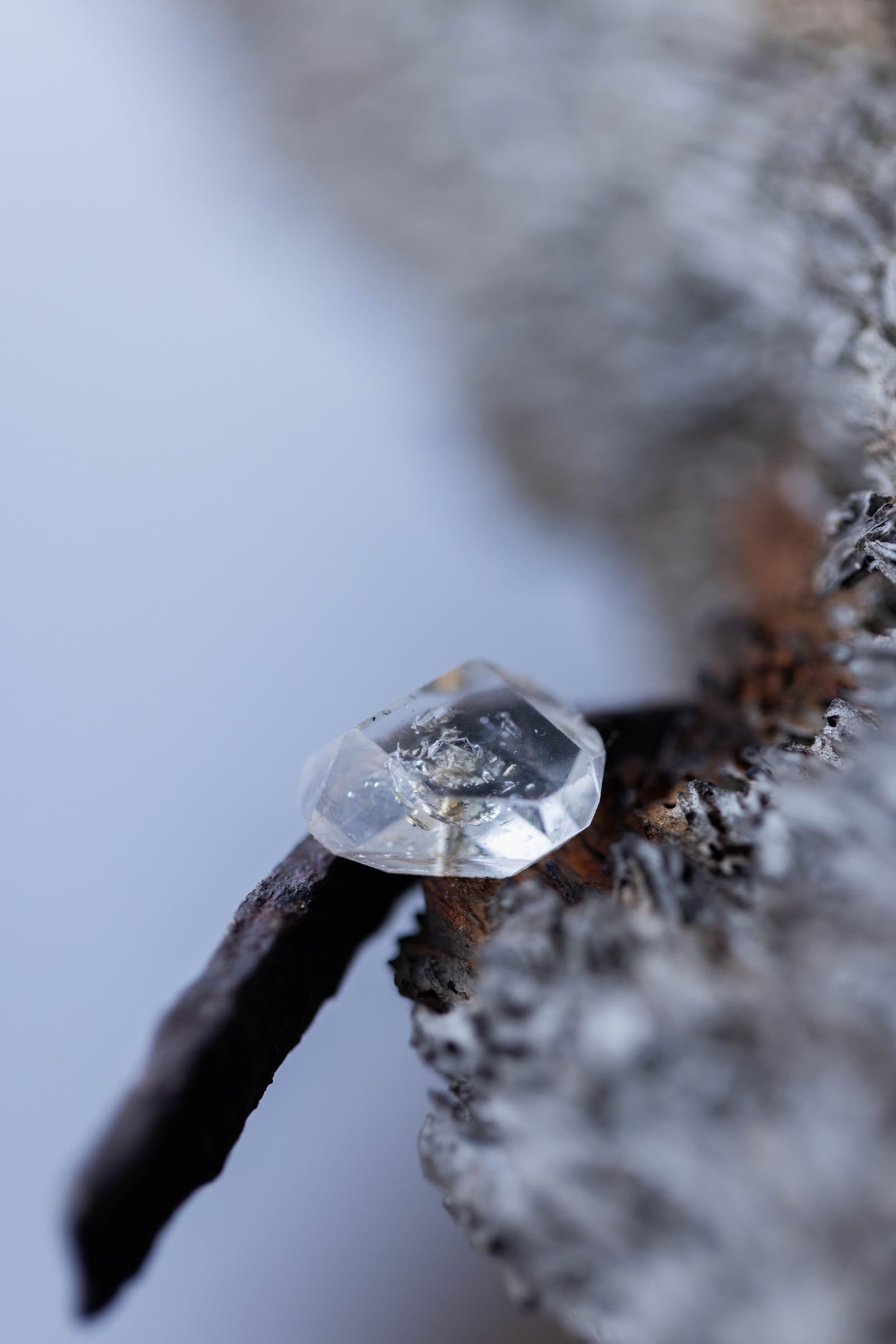 18K quartz rough stone earring (single)