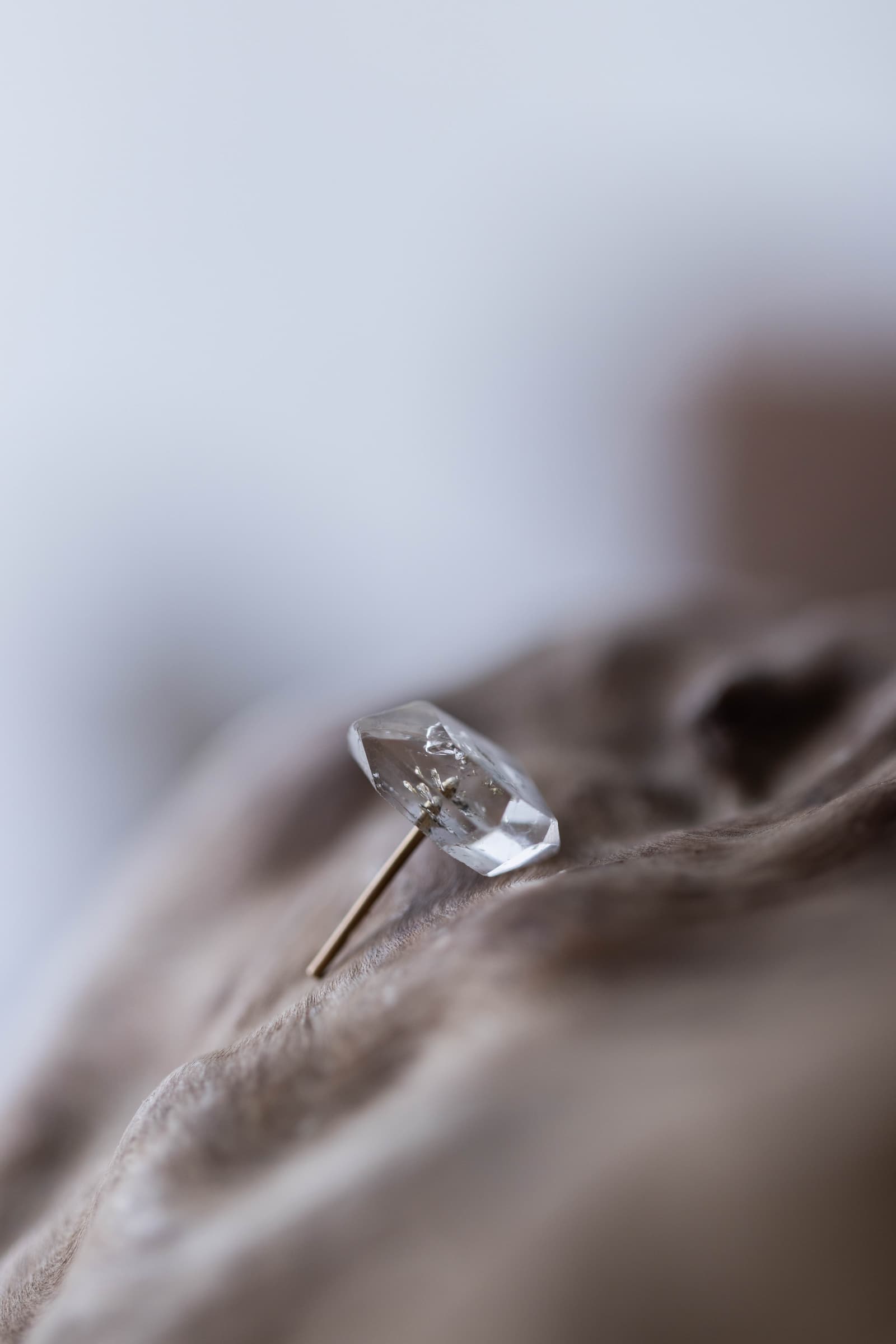 18K quartz rough stone earring (single)