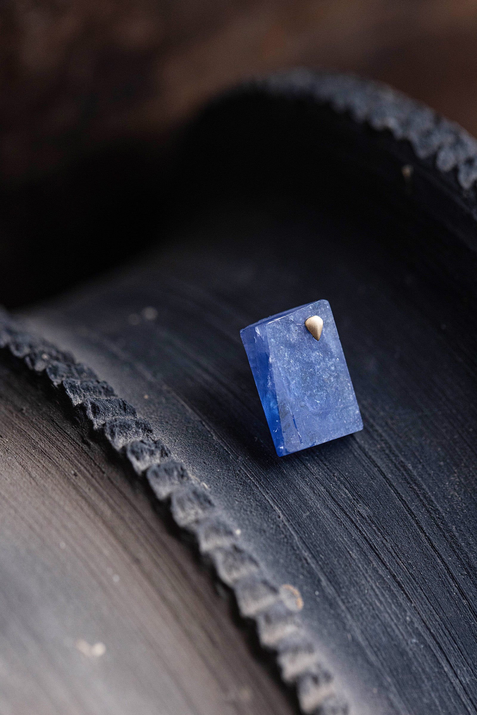18K Iolite rough stone earring (single)