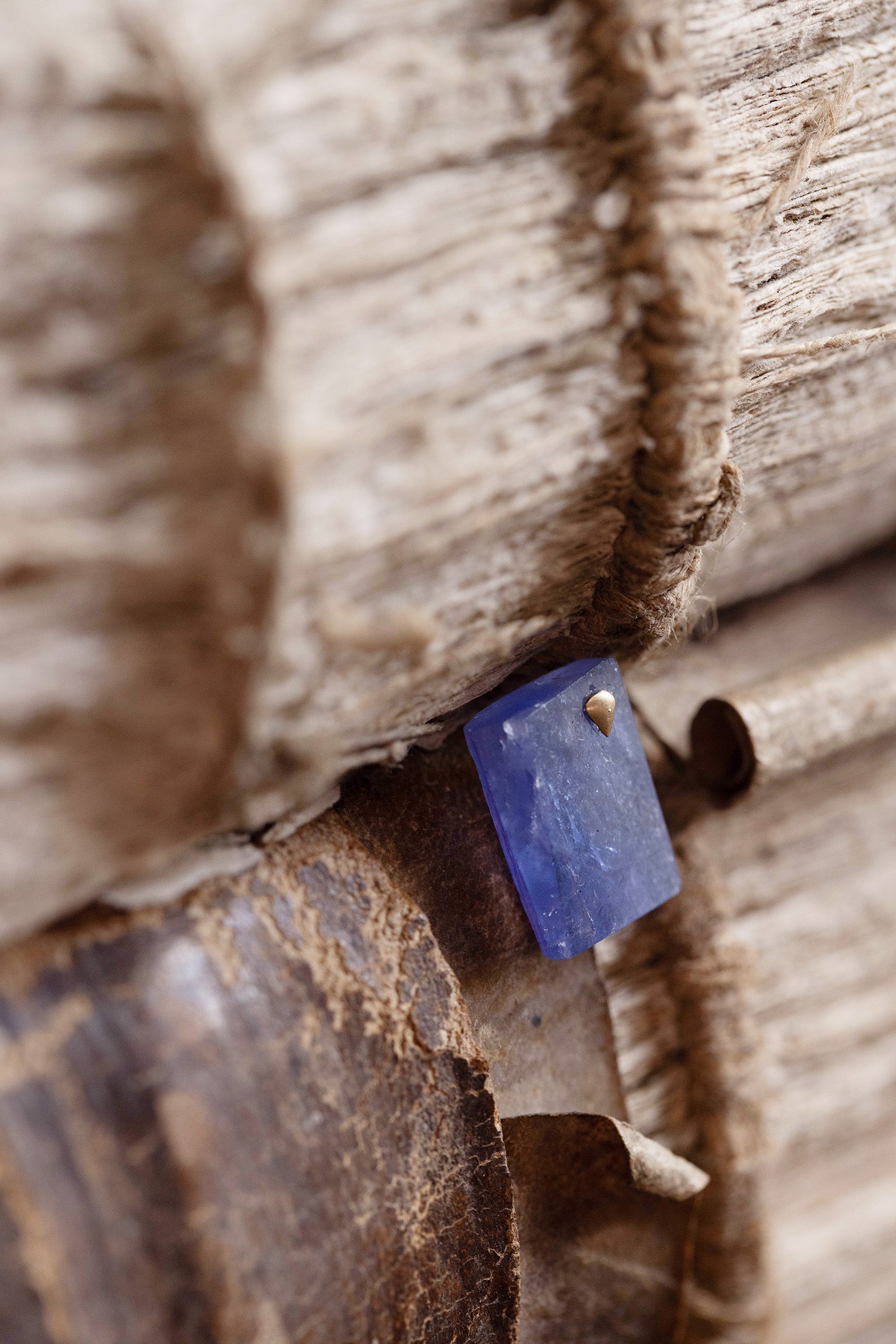18K Iolite rough stone earring (single)