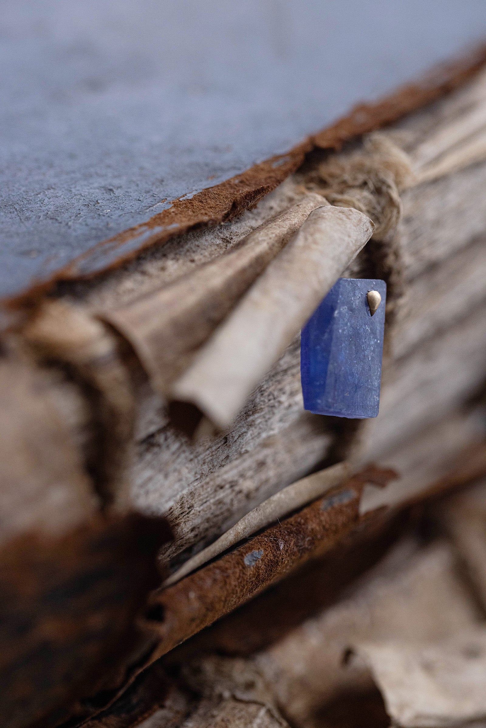 18K Iolite rough stone earring (single)