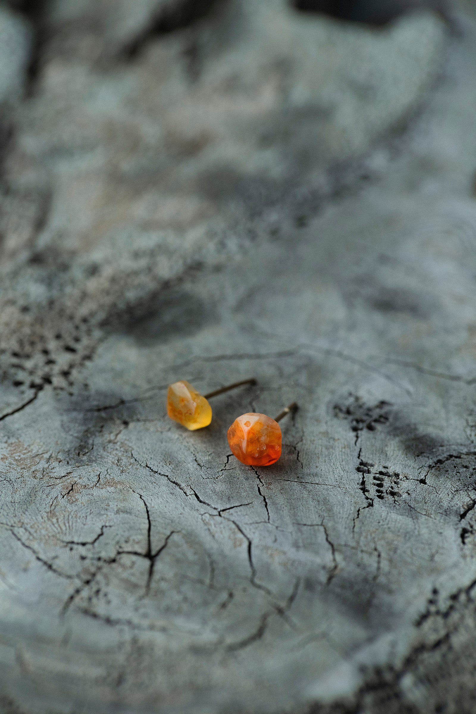 18K carnelian rough stone earrings (pair)