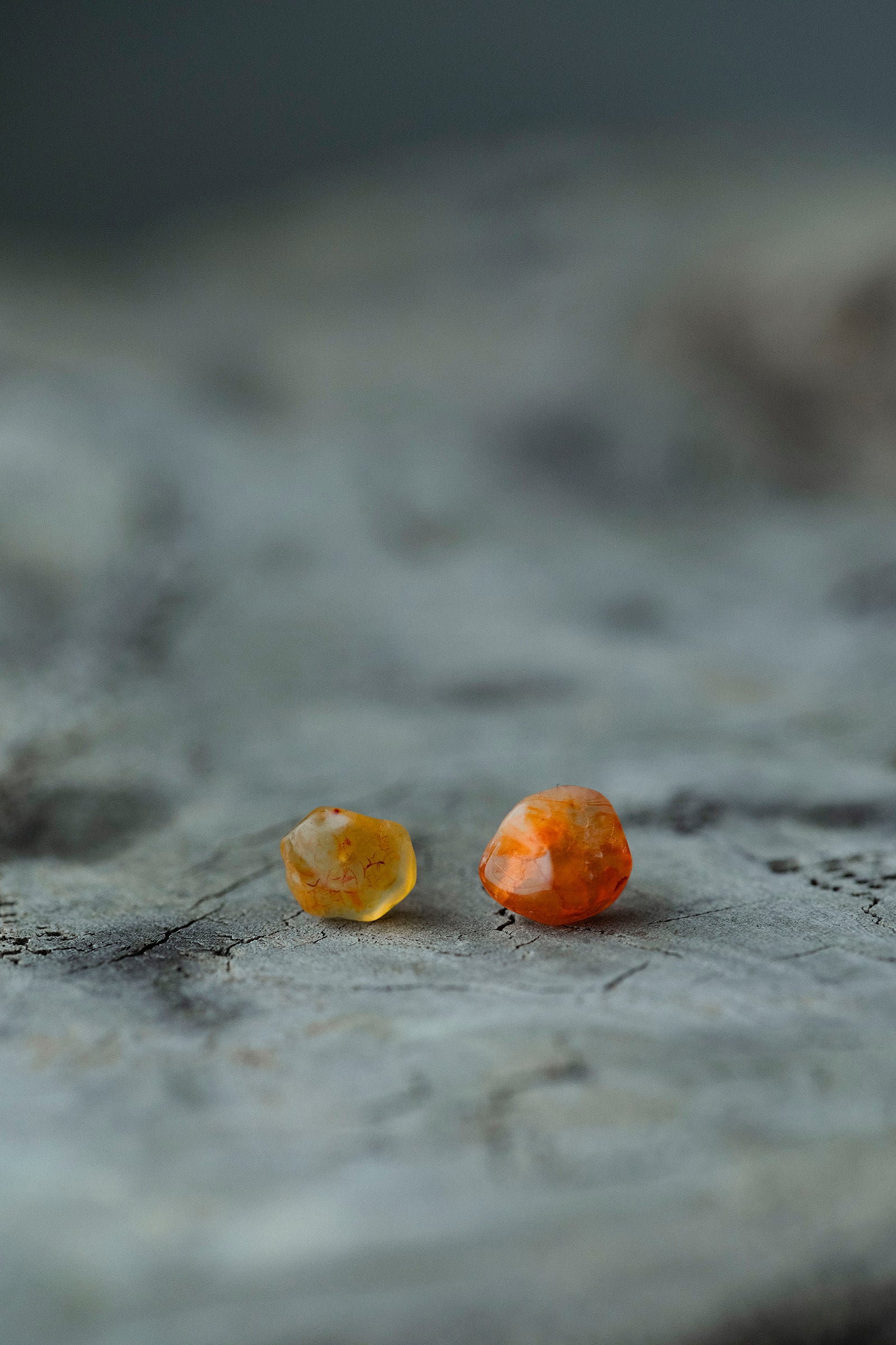 18K carnelian rough stone earrings (pair)