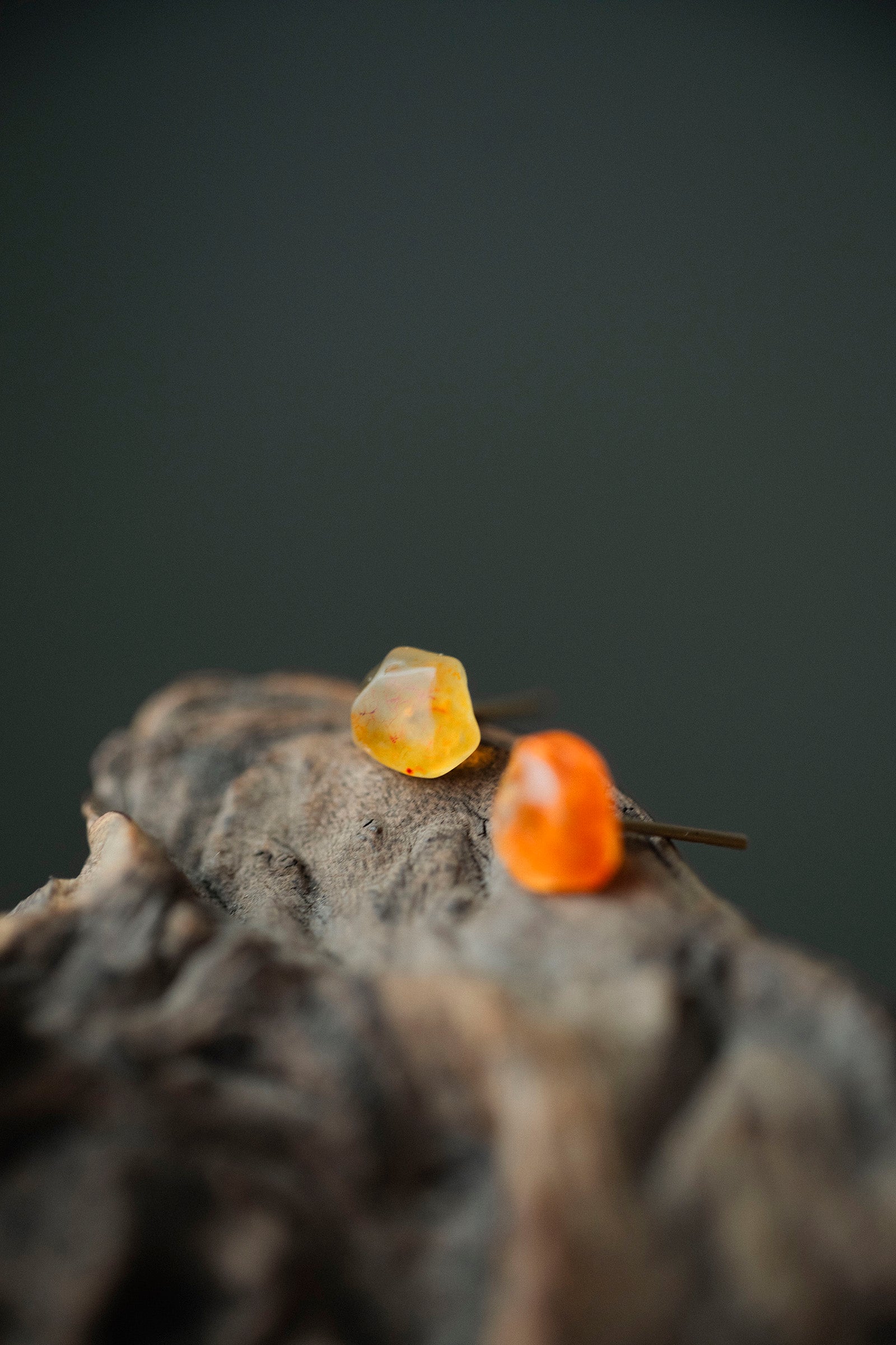18K carnelian rough stone earrings (pair)