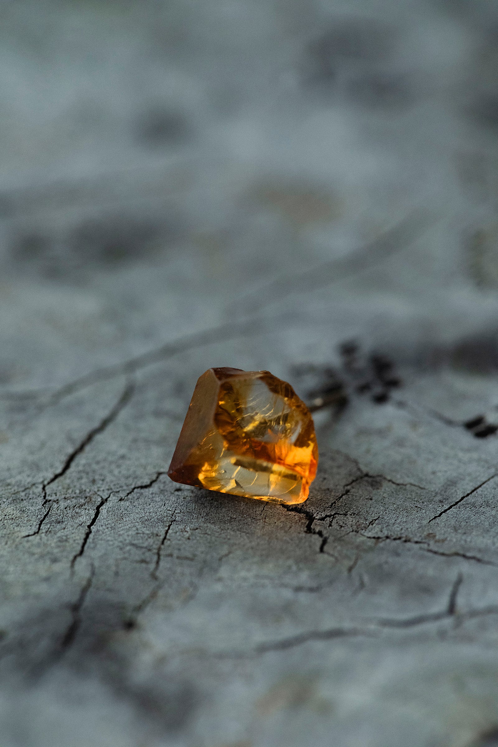 18K citrine rough stone earring (single)