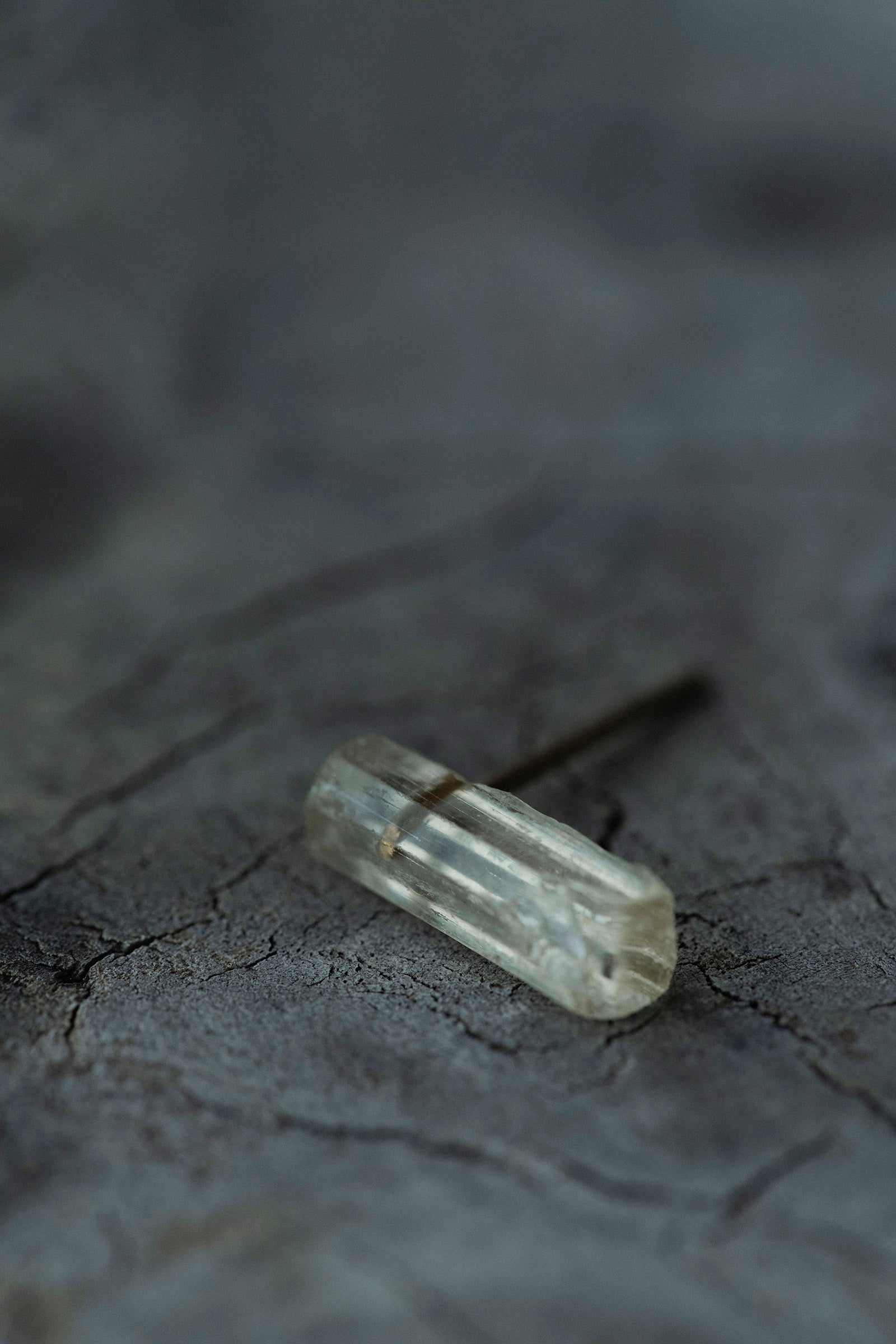 18K topaz rough stone earring (single)